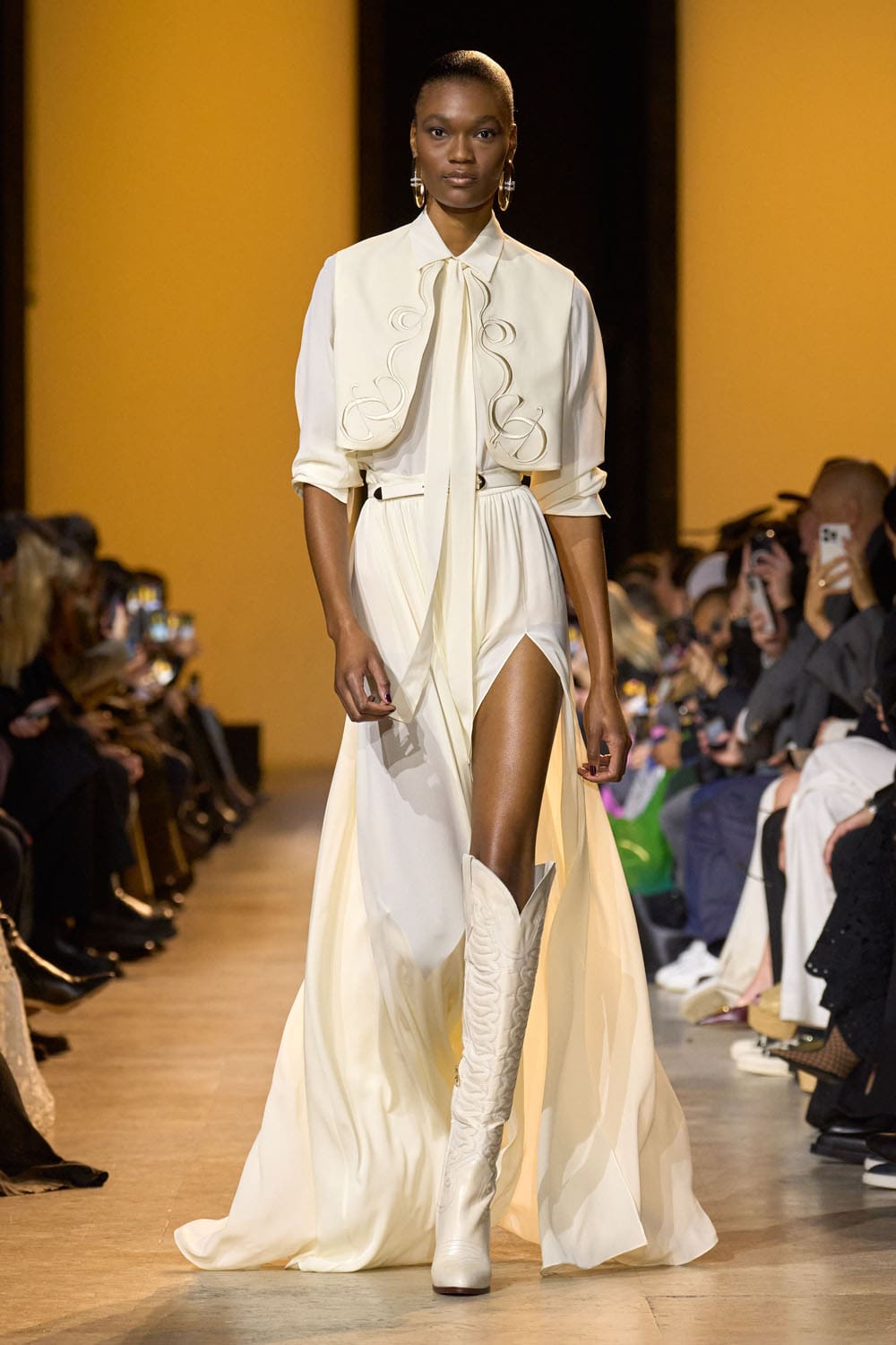 Elie Saab outono inverno 2024 2025 Pronto para Usar Runway Revista (4)