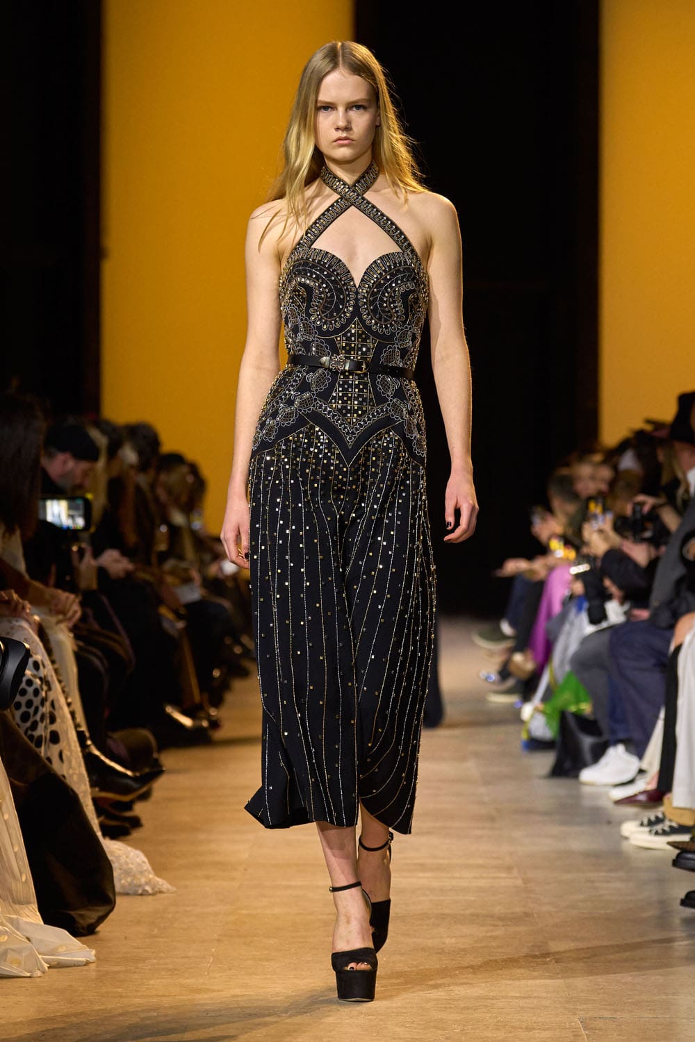 Elie Saab outono inverno 2024 2025 Pronto para Usar Runway Revista (58)