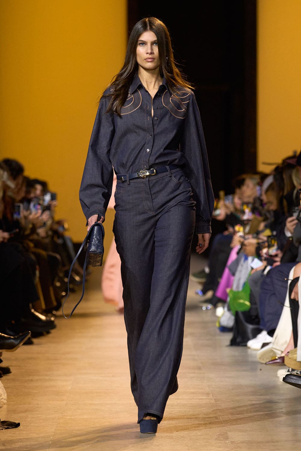 Elie Saab outono inverno 2024 2025 Pronto para Usar Runway Revista (7)