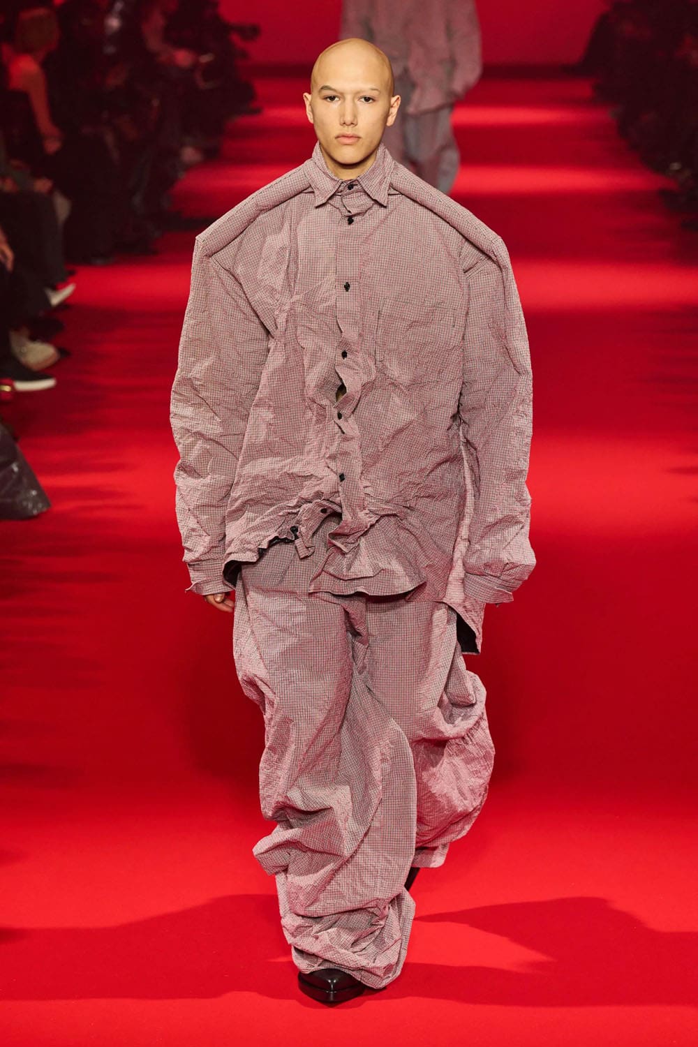 Caída de Vetements 2024, Otoño invierno 2024 2025 Runway Revista (11)