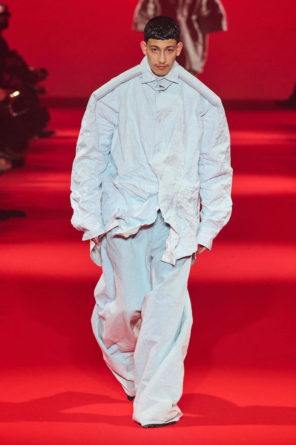 Caída de Vetements 2024, Otoño invierno 2024 2025 Runway Revista (12)