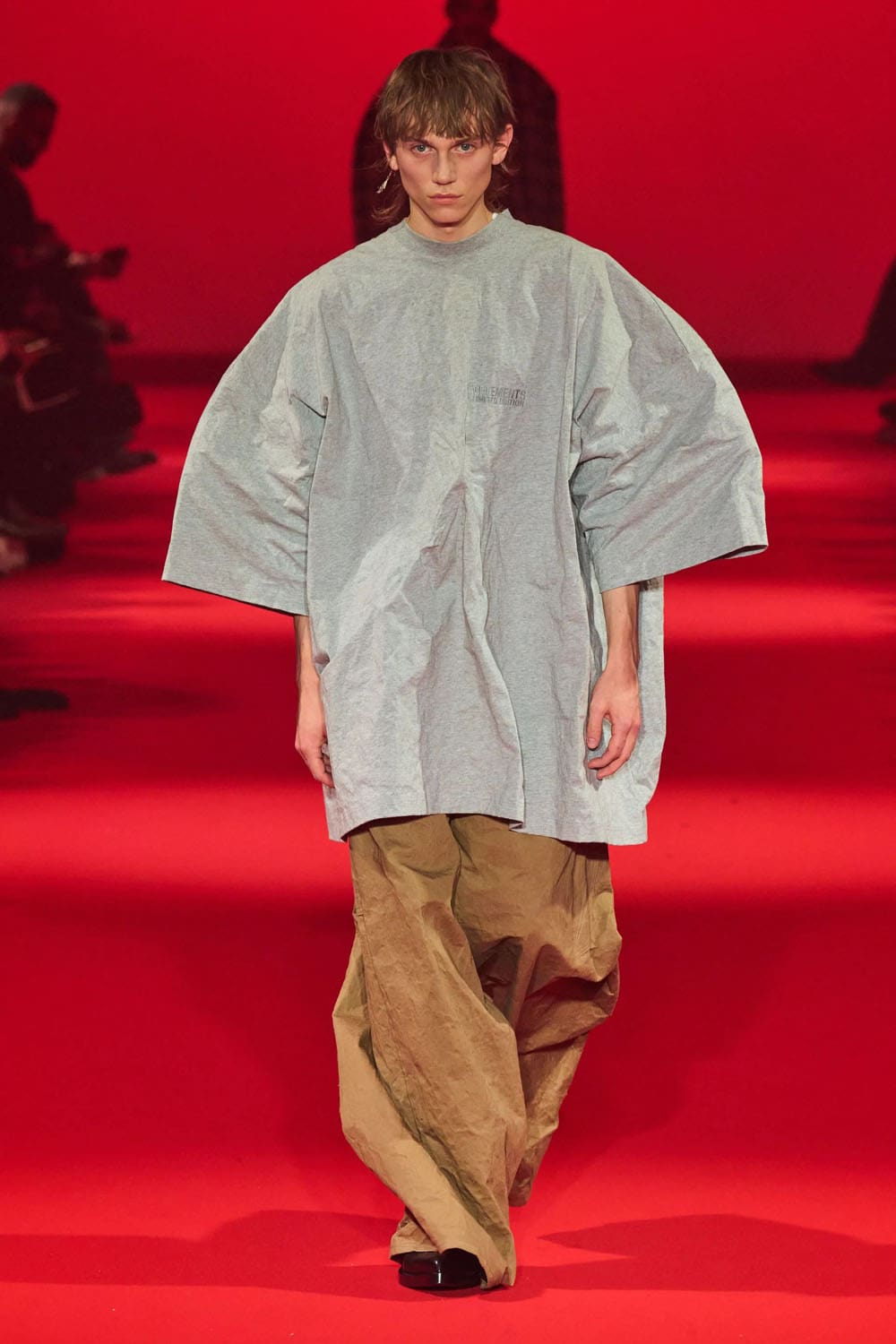 Caída de Vetements 2024, Otoño invierno 2024 2025 Runway Revista (13)