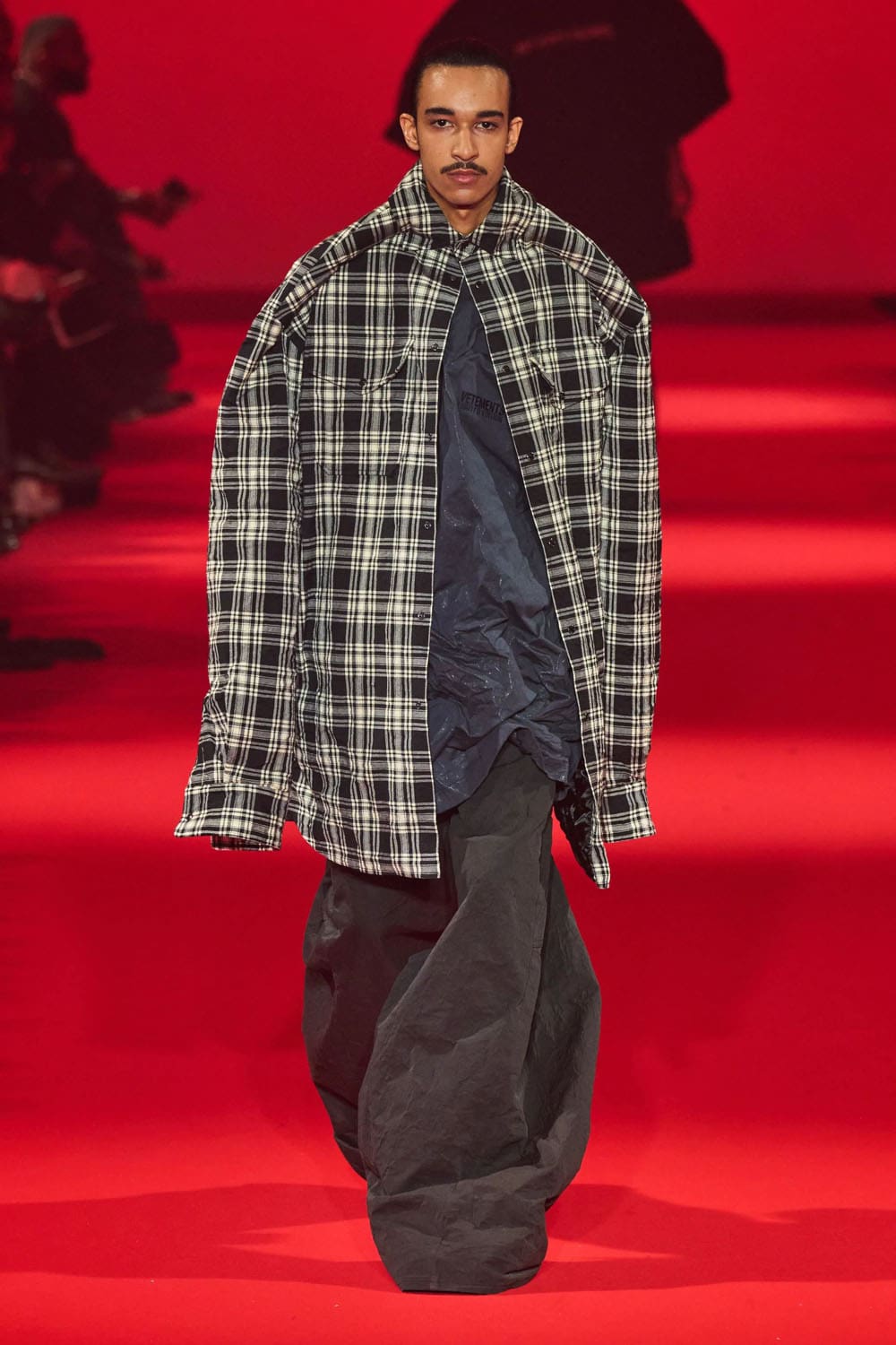 Caída de Vetements 2024, Otoño invierno 2024 2025 Runway Revista (14)