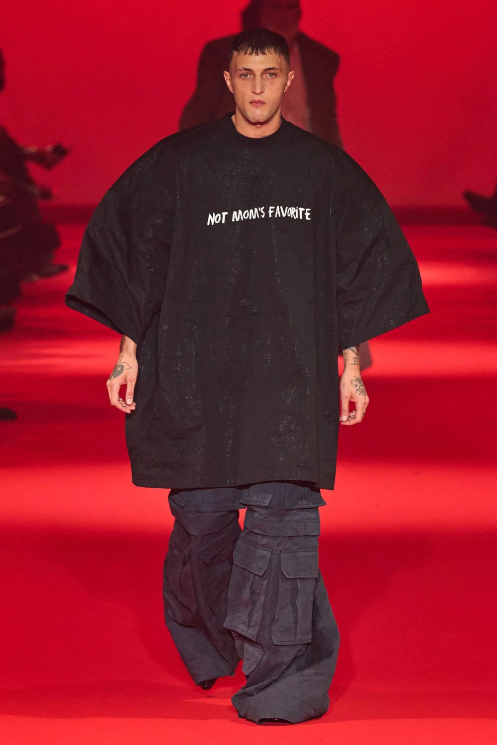 Caída de Vetements 2024, Otoño invierno 2024 2025 Runway Revista (15)