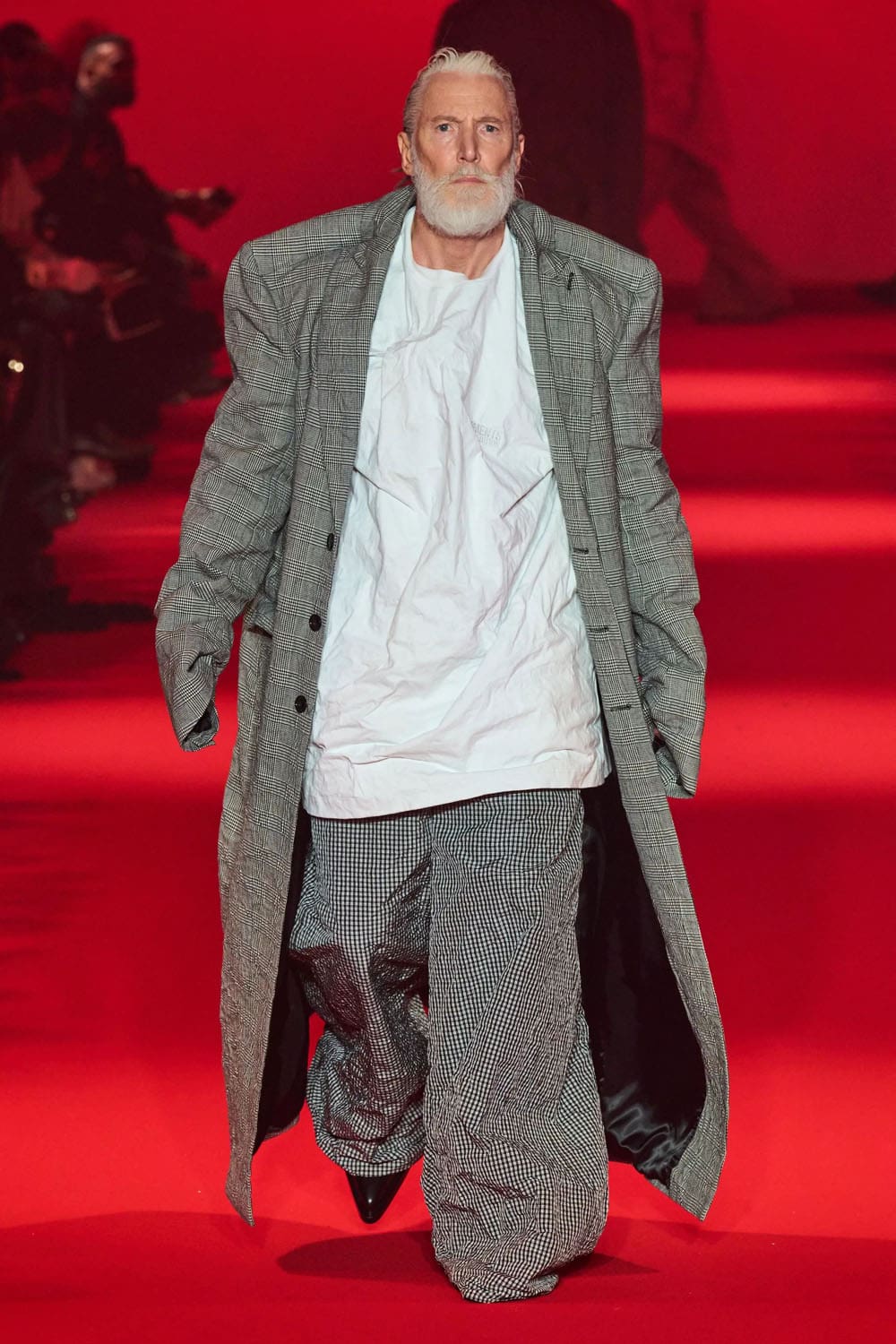 Caída de Vetements 2024, Otoño invierno 2024 2025 Runway Revista (16)