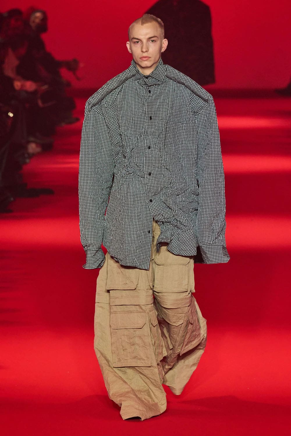 Caída de Vetements 2024, Otoño invierno 2024 2025 Runway Revista (17)