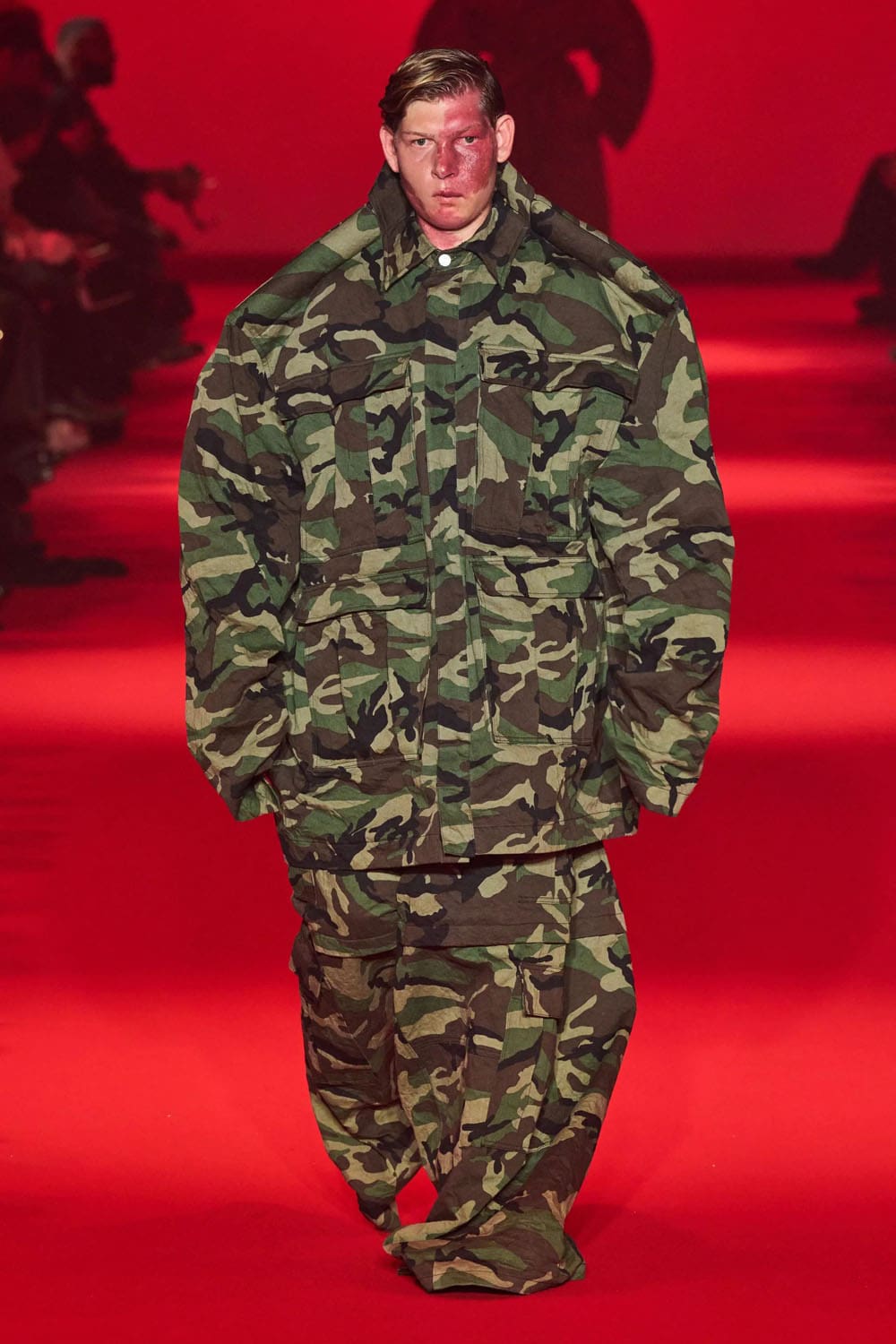 Caída de Vetements 2024, Otoño invierno 2024 2025 Runway Revista (18)