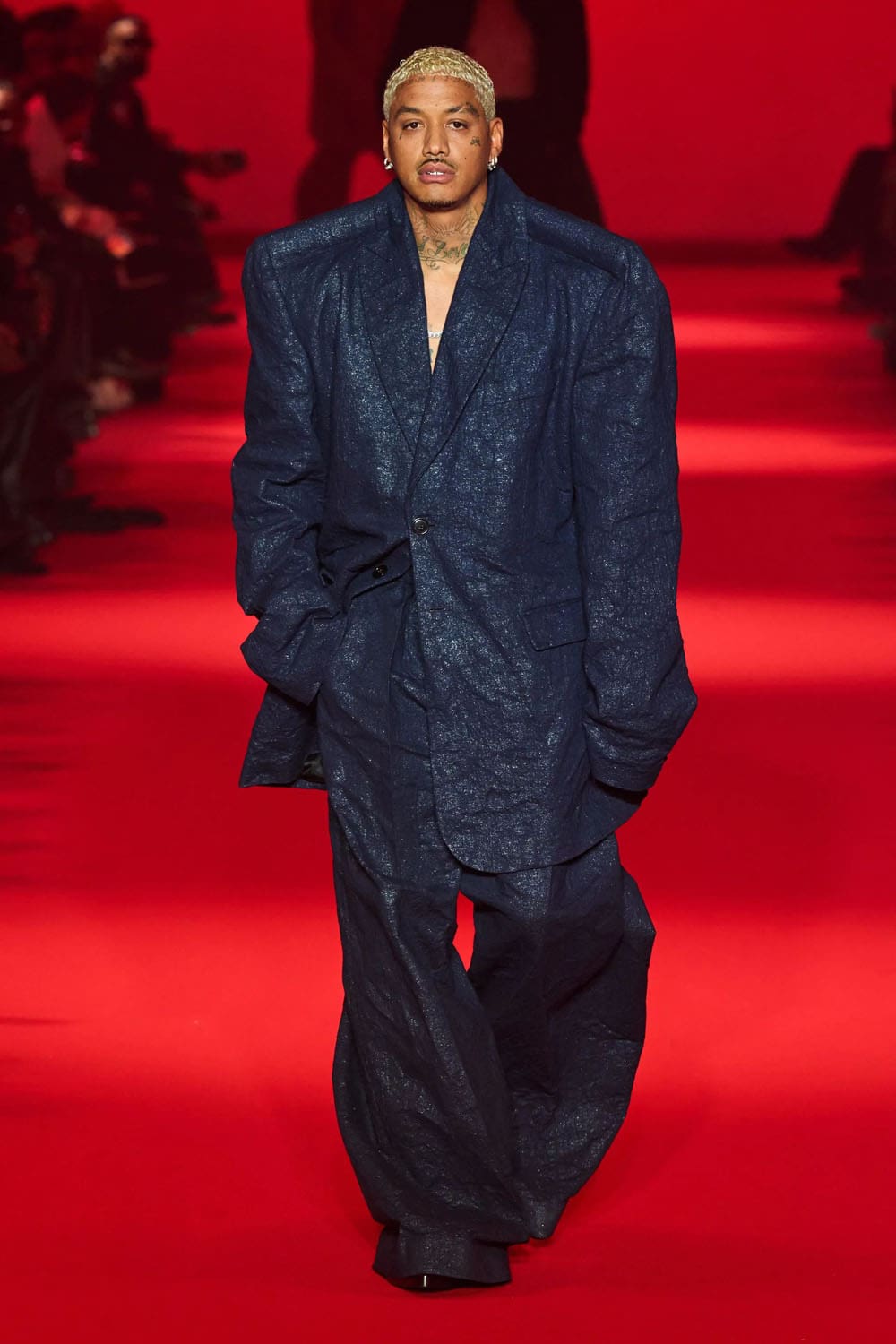 Caída de Vetements 2024, Otoño invierno 2024 2025 Runway Revista (2)