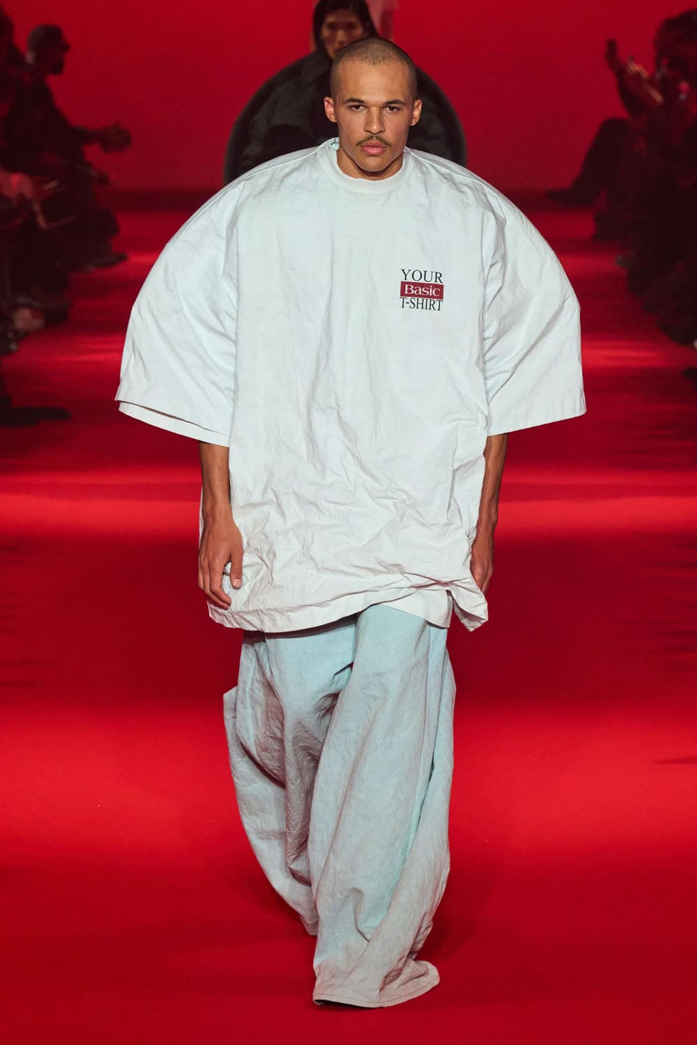 Caída de Vetements 2024, Otoño invierno 2024 2025 Runway Revista (20)