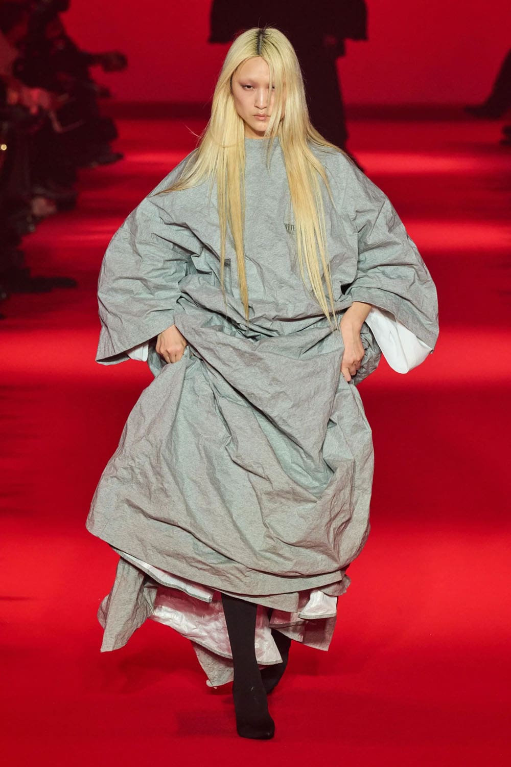 Caída de Vetements 2024, Otoño invierno 2024 2025 Runway Revista (23)