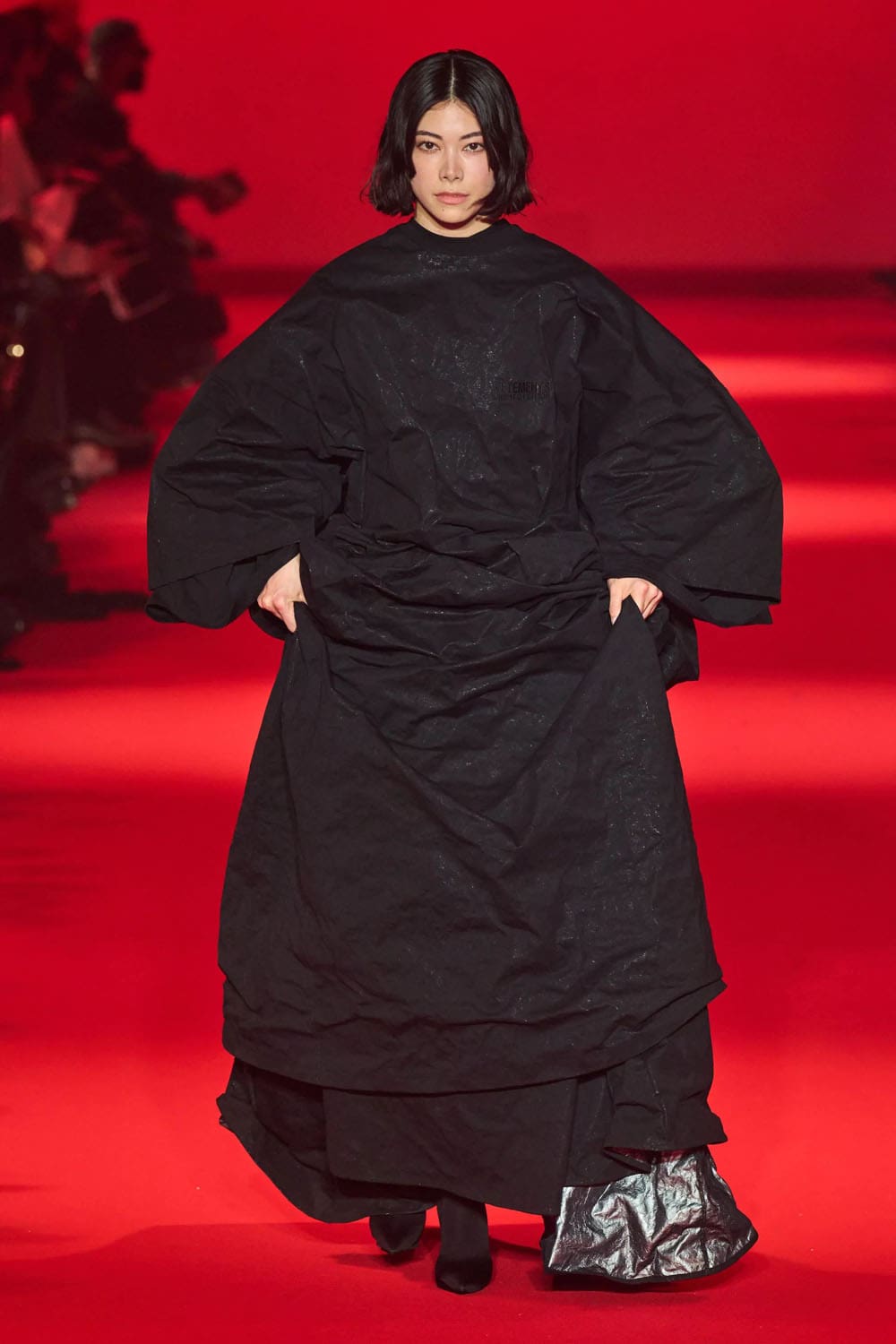 Caída de Vetements 2024, Otoño invierno 2024 2025 Runway Revista (24)