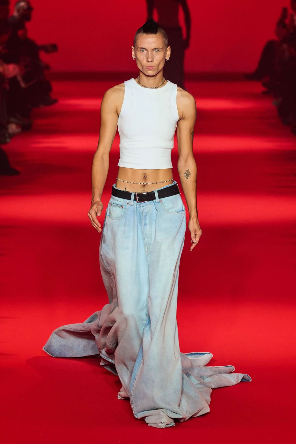 Caída de Vetements 2024, Otoño invierno 2024 2025 Runway Revista (25)
