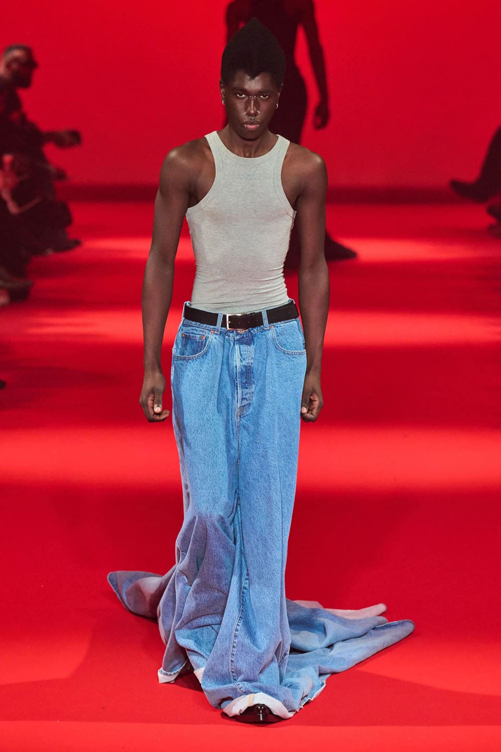 Caída de Vetements 2024, Otoño invierno 2024 2025 Runway Revista (26)