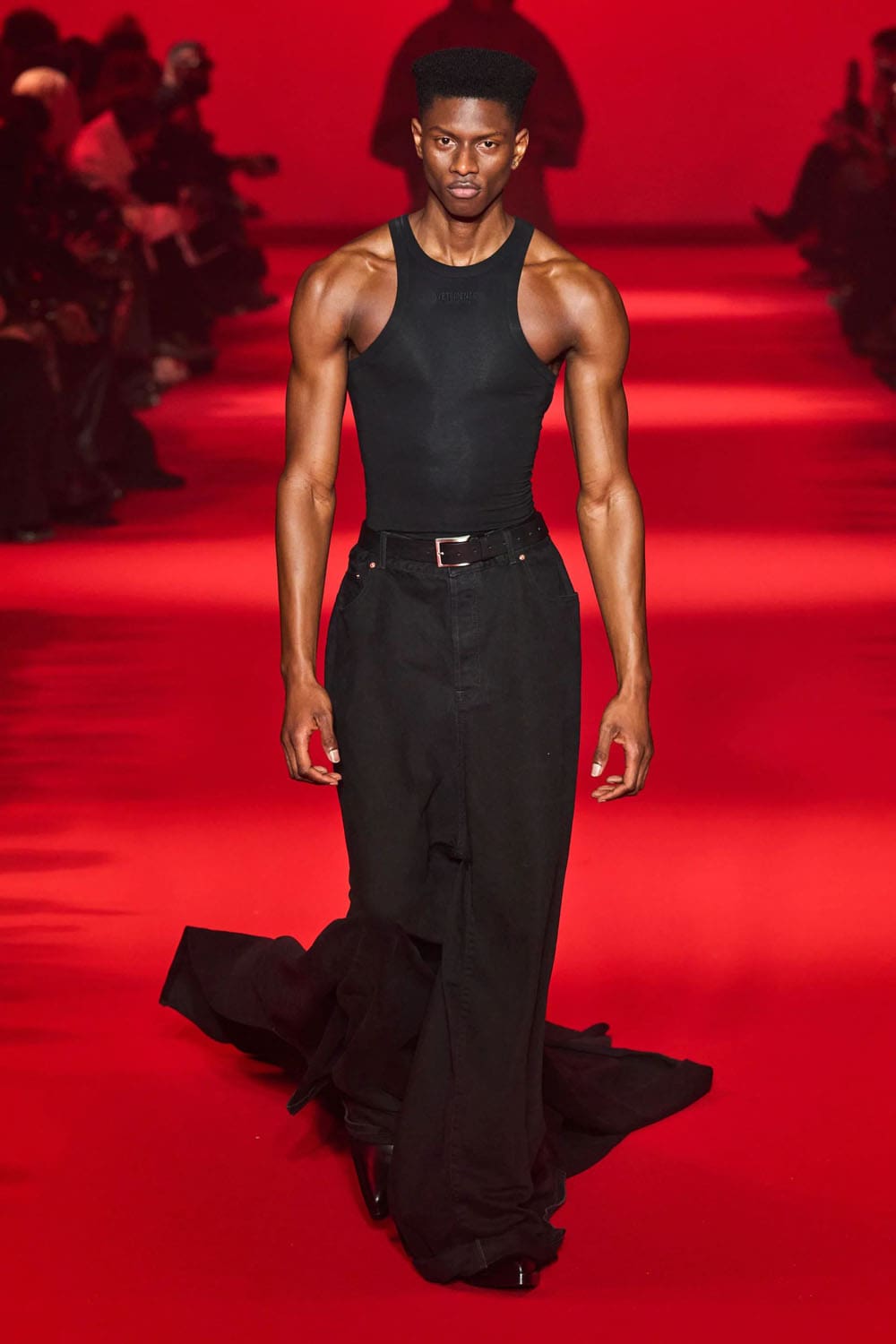 Caída de Vetements 2024, Otoño invierno 2024 2025 Runway Revista (27)