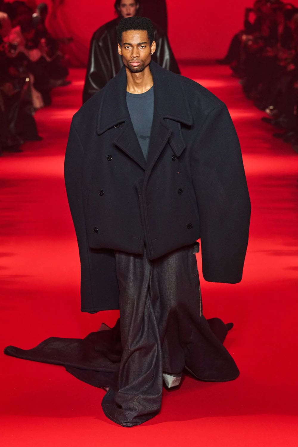 Caída de Vetements 2024, Otoño invierno 2024 2025 Runway Revista (33)