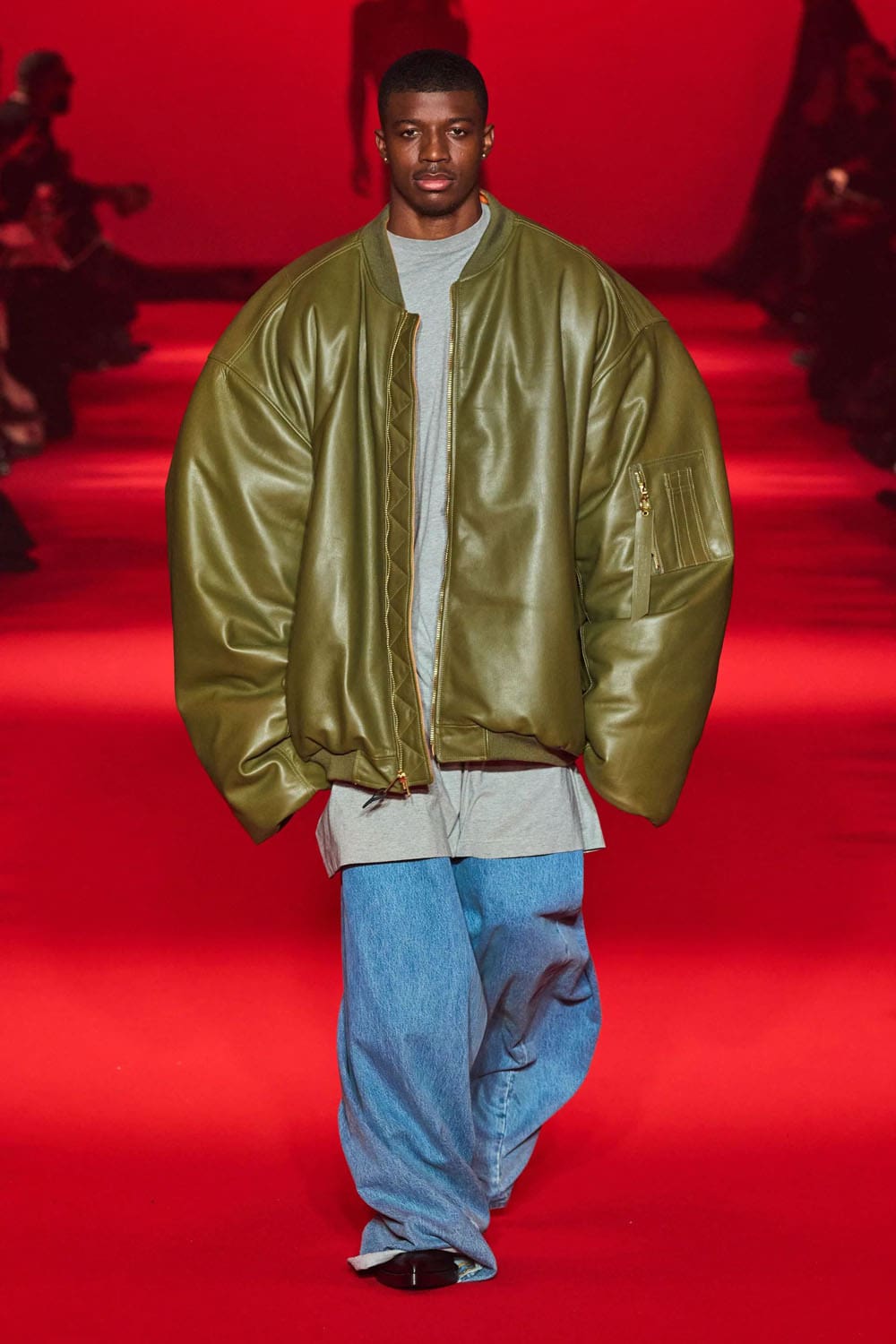 Caída de Vetements 2024, Otoño invierno 2024 2025 Runway Revista (39)