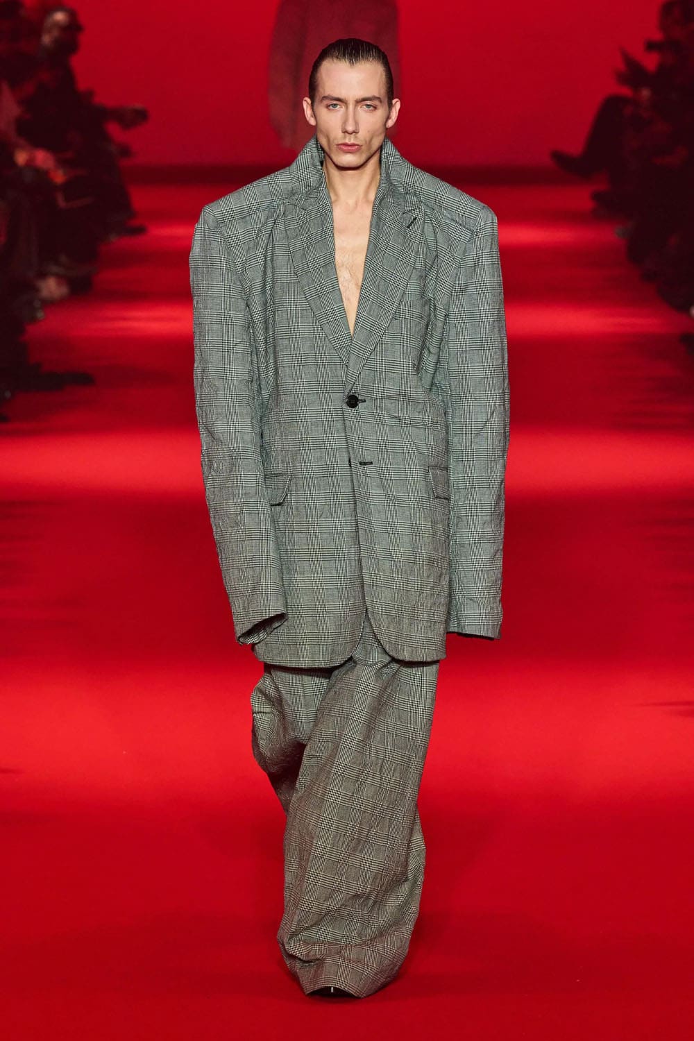 Caída de Vetements 2024, Otoño invierno 2024 2025 Runway Revista (4)