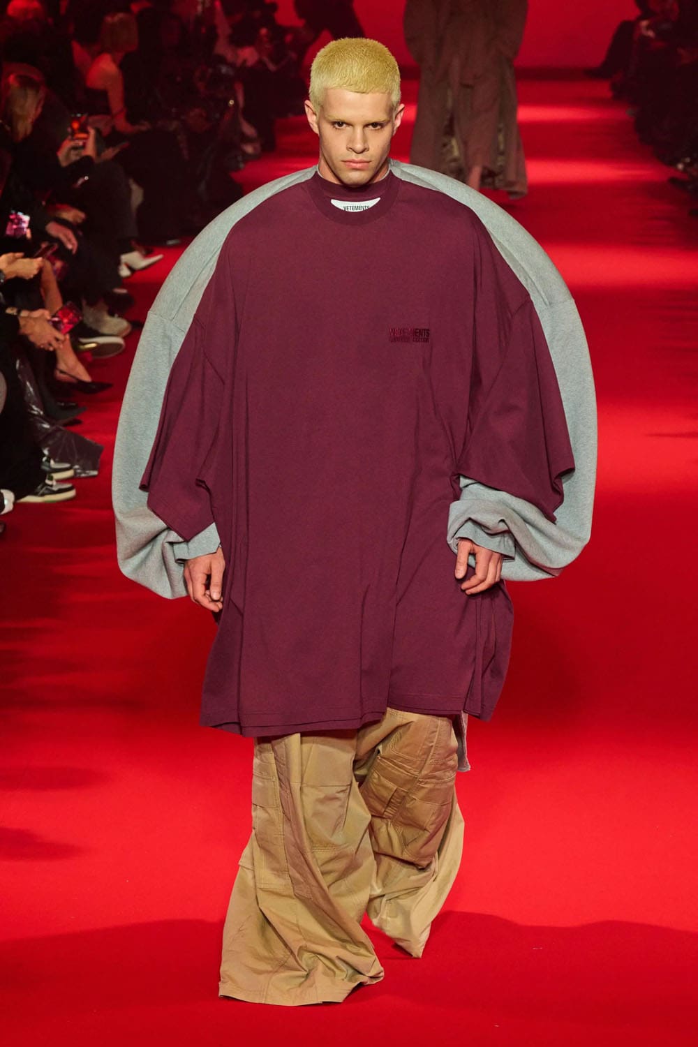 Caída de Vetements 2024, Otoño invierno 2024 2025 Runway Revista (41)