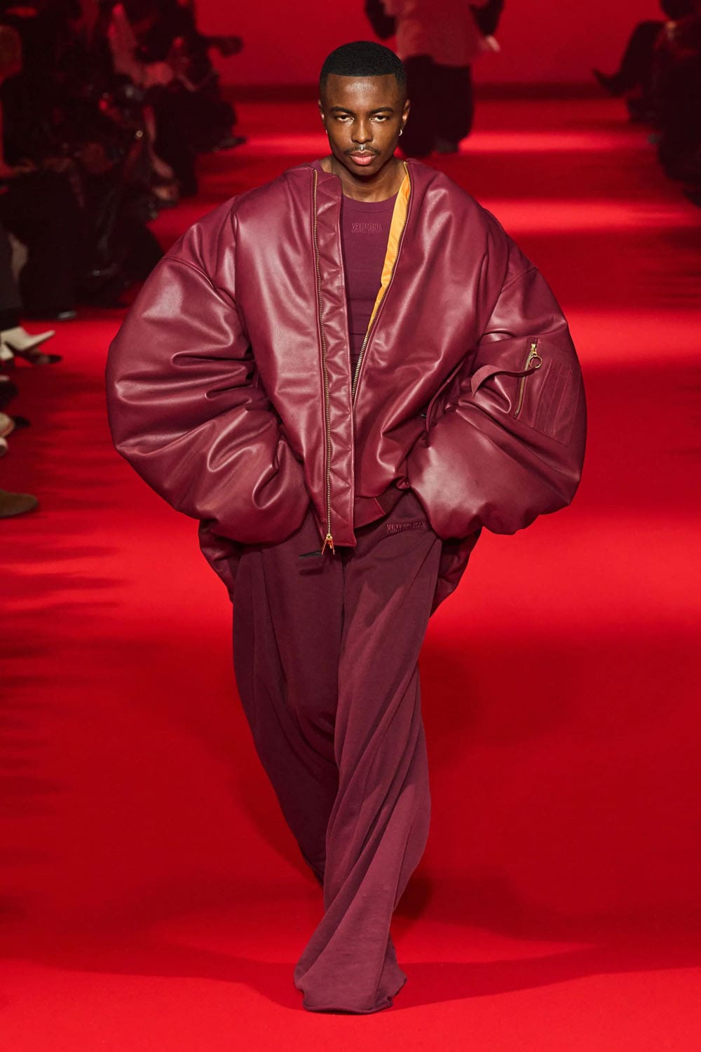 Caída de Vetements 2024, Otoño invierno 2024 2025 Runway Revista (43)