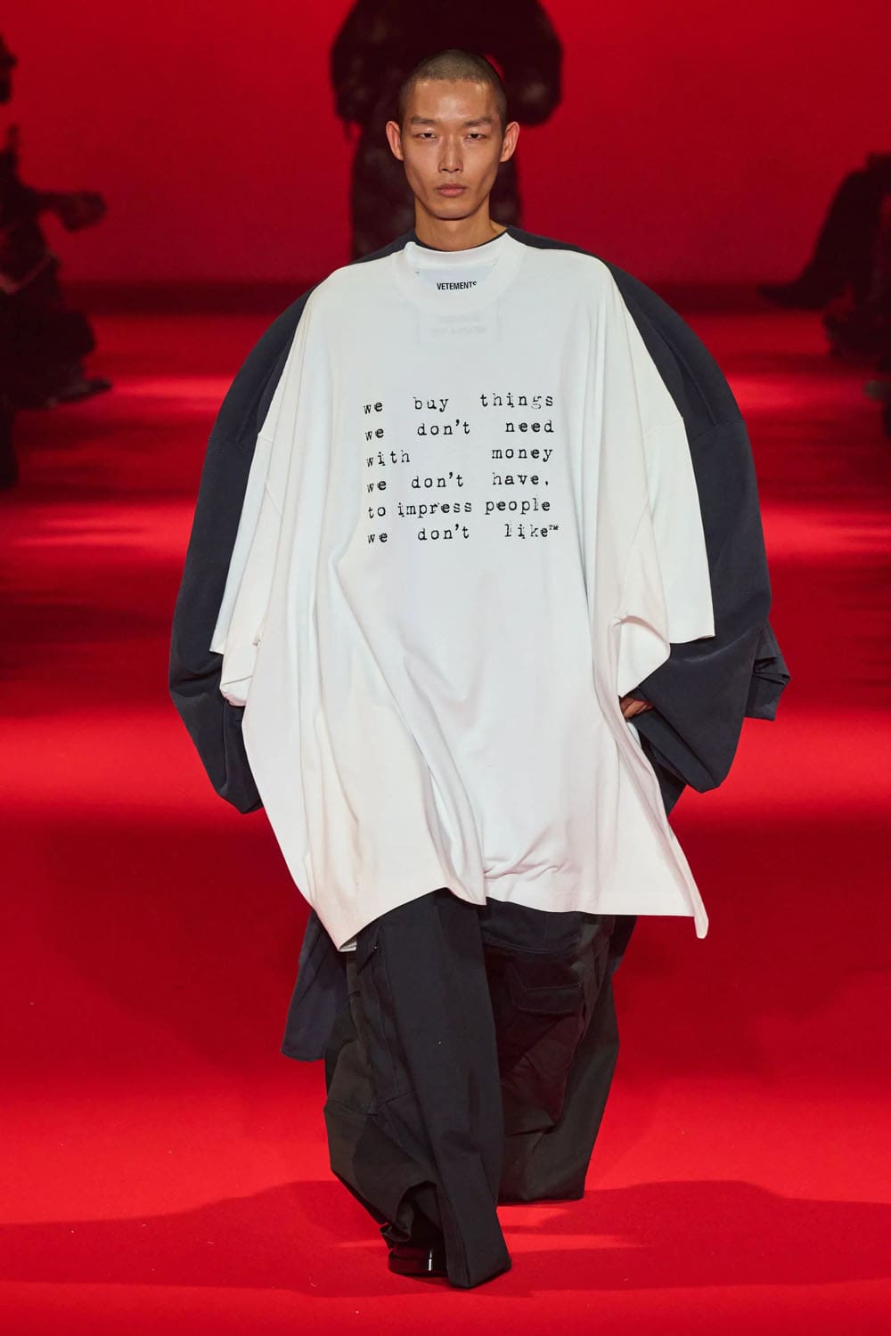 Caída de Vetements 2024, Otoño invierno 2024 2025 Runway Revista (44)