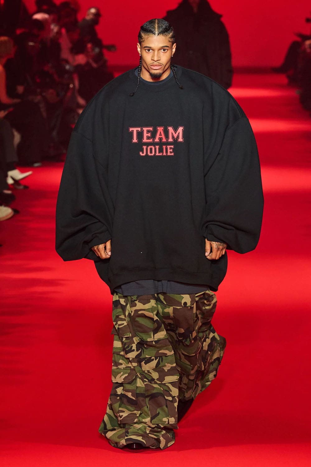 Caída de Vetements 2024, Otoño invierno 2024 2025 Runway Revista (46)