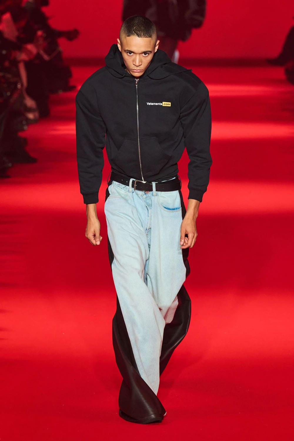 Caída de Vetements 2024, Otoño invierno 2024 2025 Runway Revista (53)