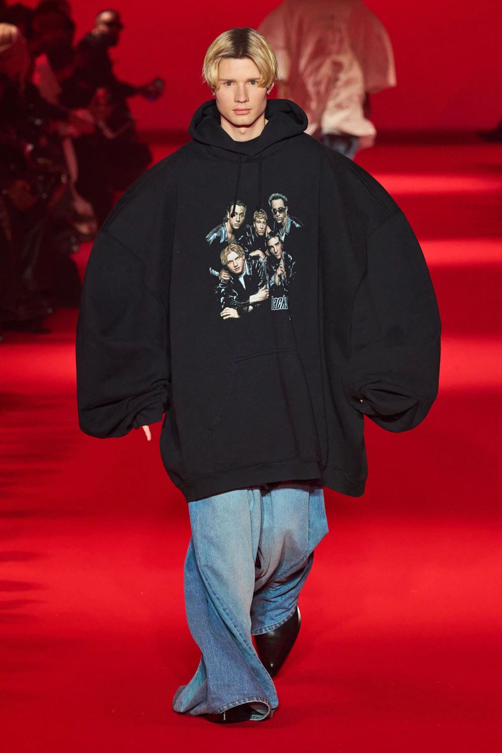 Caída de Vetements 2024, Otoño invierno 2024 2025 Runway Revista (54)