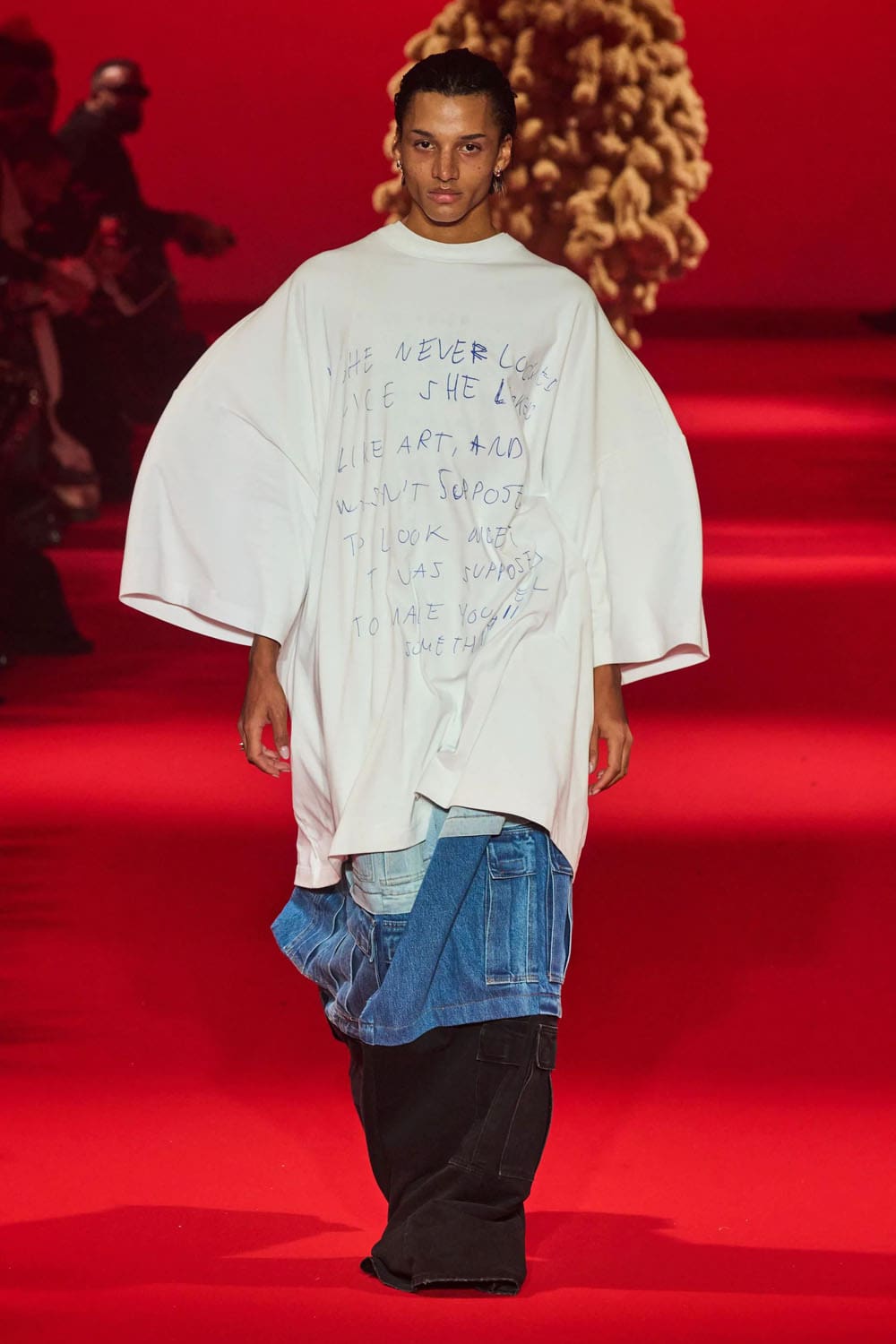 Caída de Vetements 2024, Otoño invierno 2024 2025 Runway Revista (55)