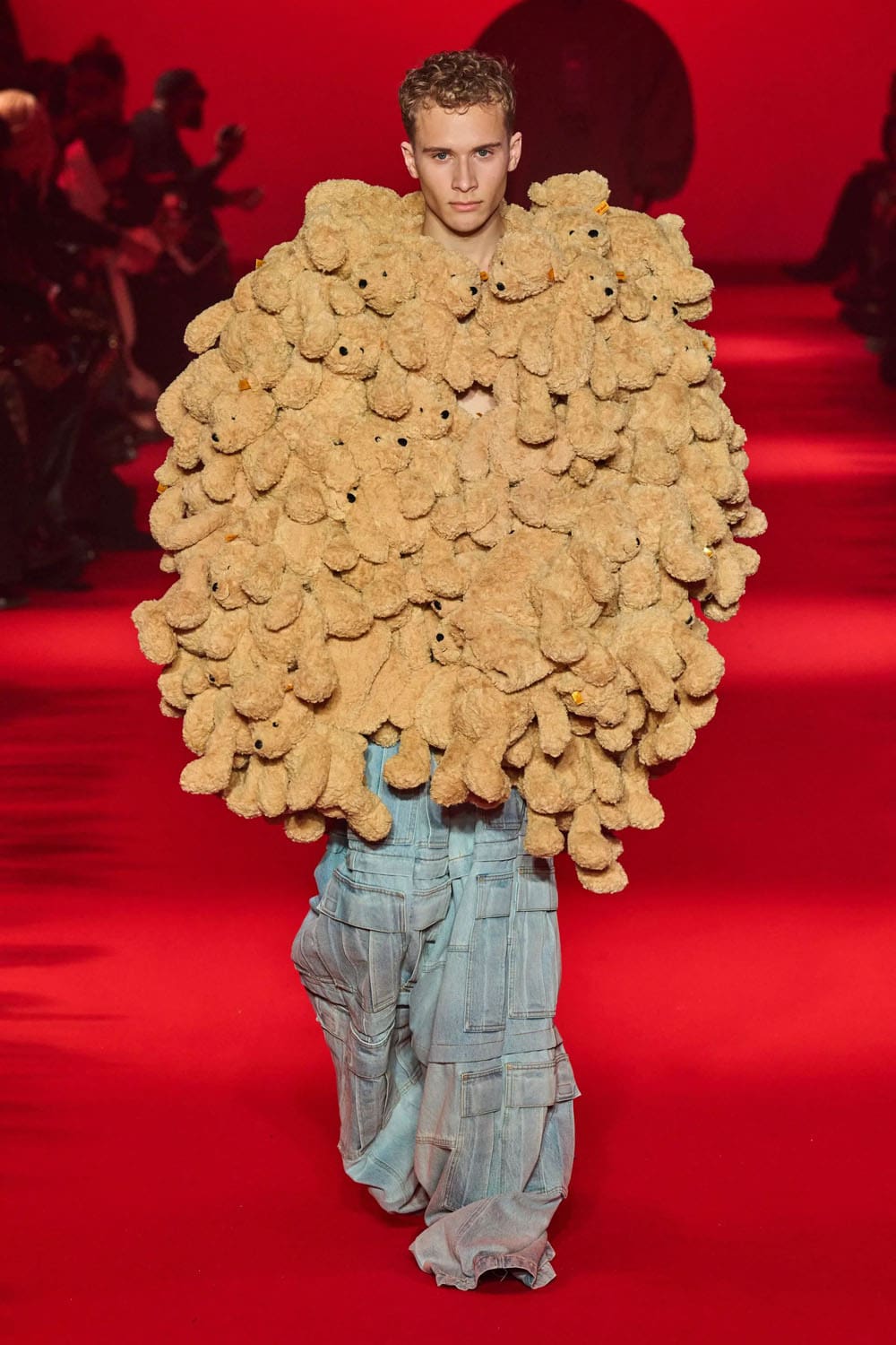 Caída de Vetements 2024, Otoño invierno 2024 2025 Runway Revista (56)