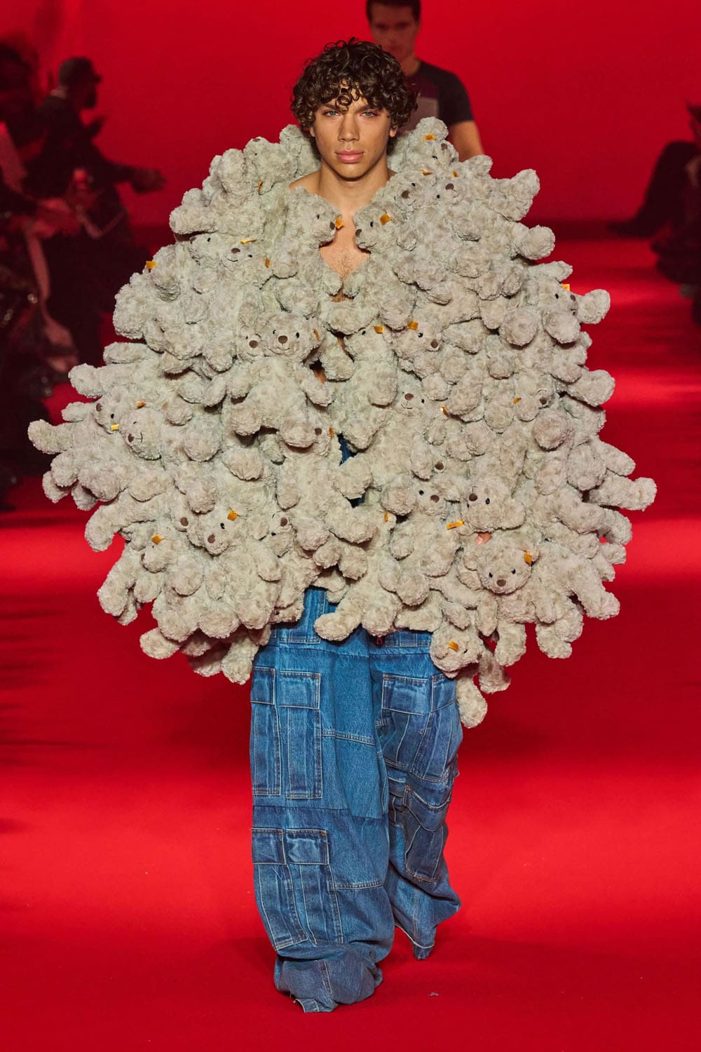 Caída de Vetements 2024, Otoño invierno 2024 2025 Runway Revista (58)