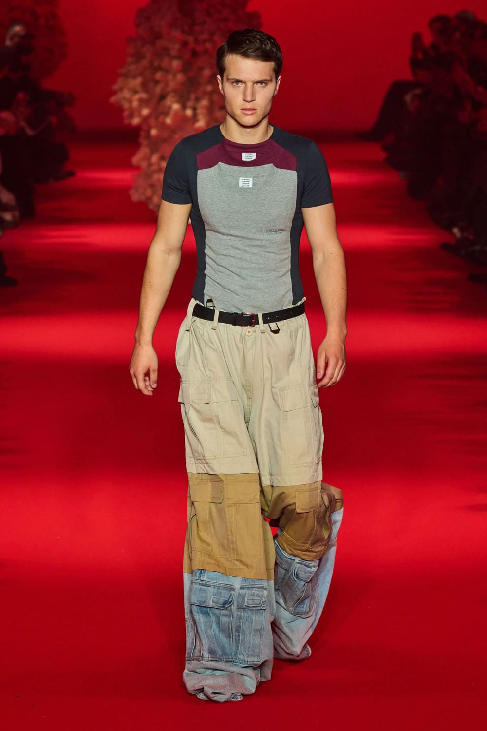 Caída de Vetements 2024, Otoño invierno 2024 2025 Runway Revista (59)