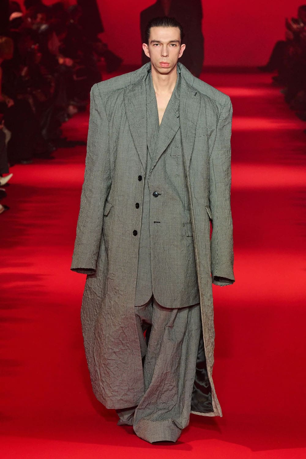 Caída de Vetements 2024, Otoño invierno 2024 2025 Runway Revista (6)