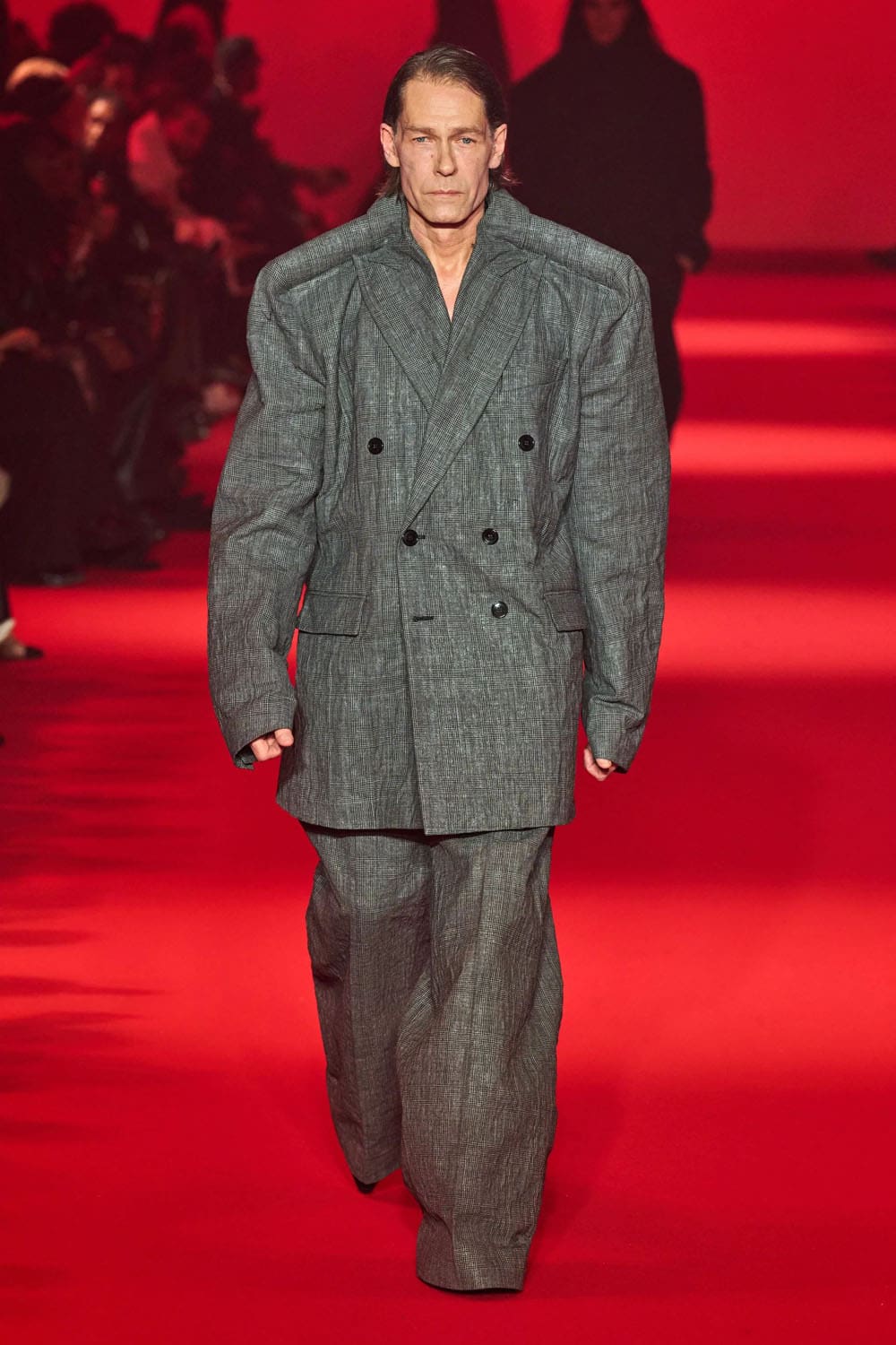 Caída de Vetements 2024, Otoño invierno 2024 2025 Runway Revista (7)