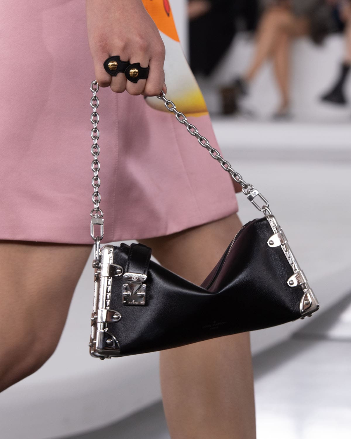 Louis Vuitton antes del otoño 2024 Bolsas Shangai Runway Revistas