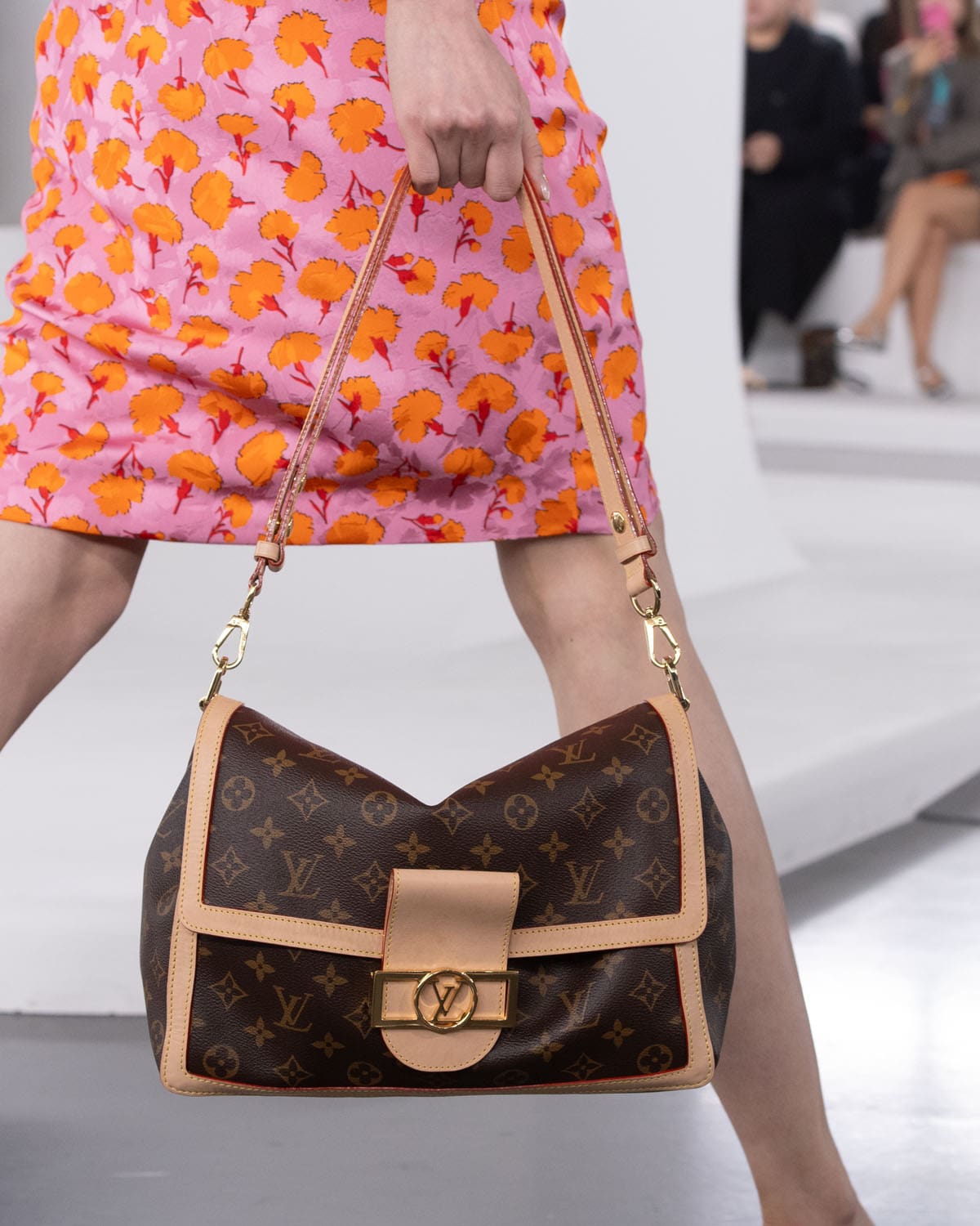 Louis Vuitton antes del otoño 2024 Bolsas Shangai Runway Revistas