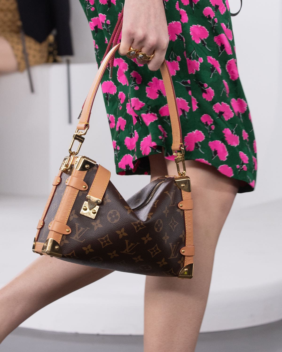 Louis Vuitton antes del otoño 2024 Bolsas Shangai Runway Revistas