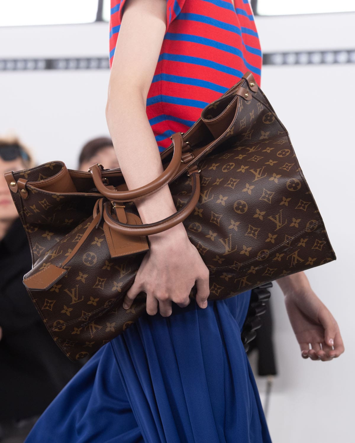 Louis Vuitton antes del otoño 2024 Bolsas Shangai Runway Revistas