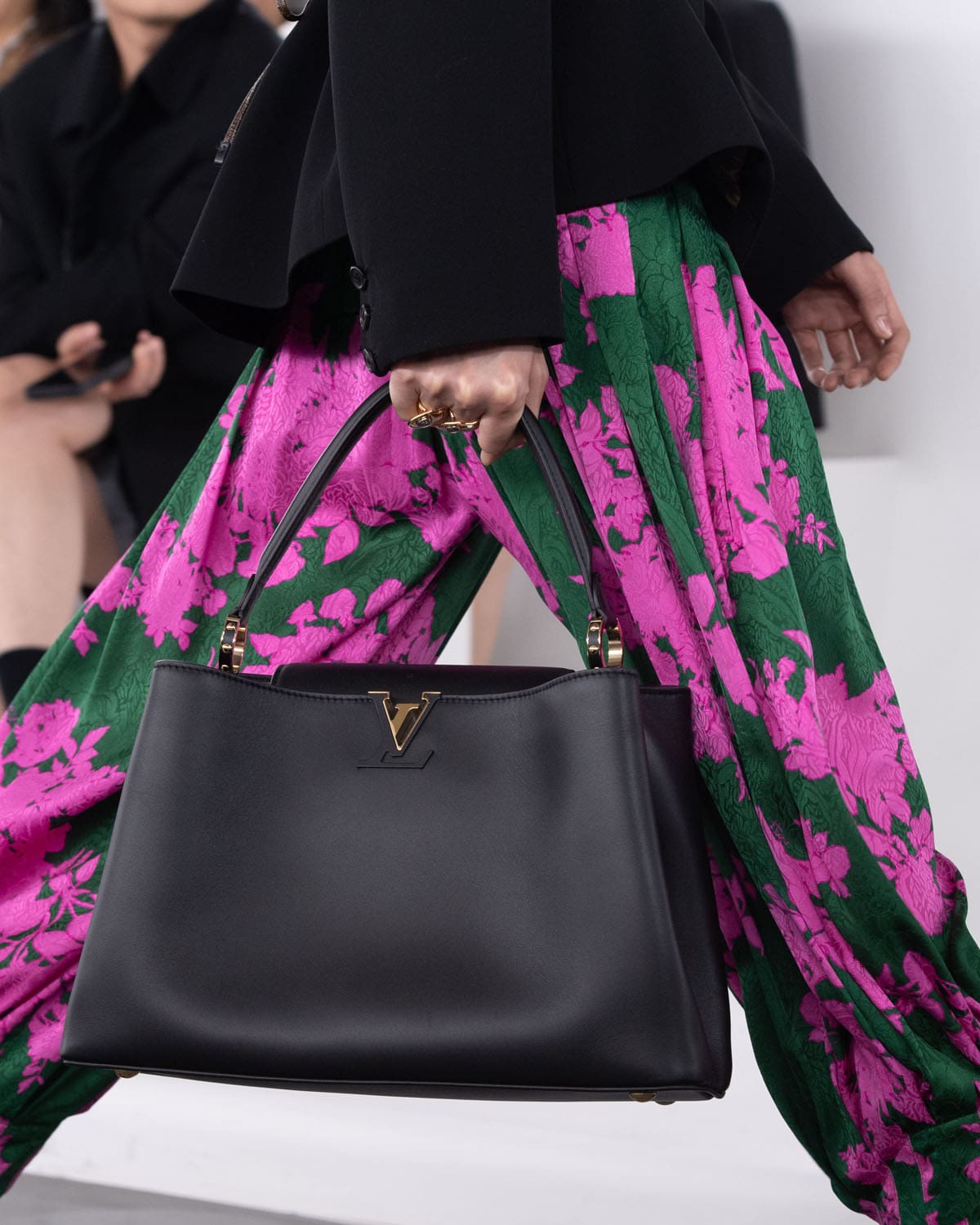 Louis Vuitton antes del otoño 2024 Bolsas Shangai Runway Revistas
