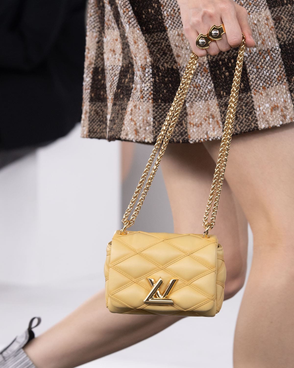 Louis Vuitton antes del otoño 2024 Bolsas Shangai Runway Revistas