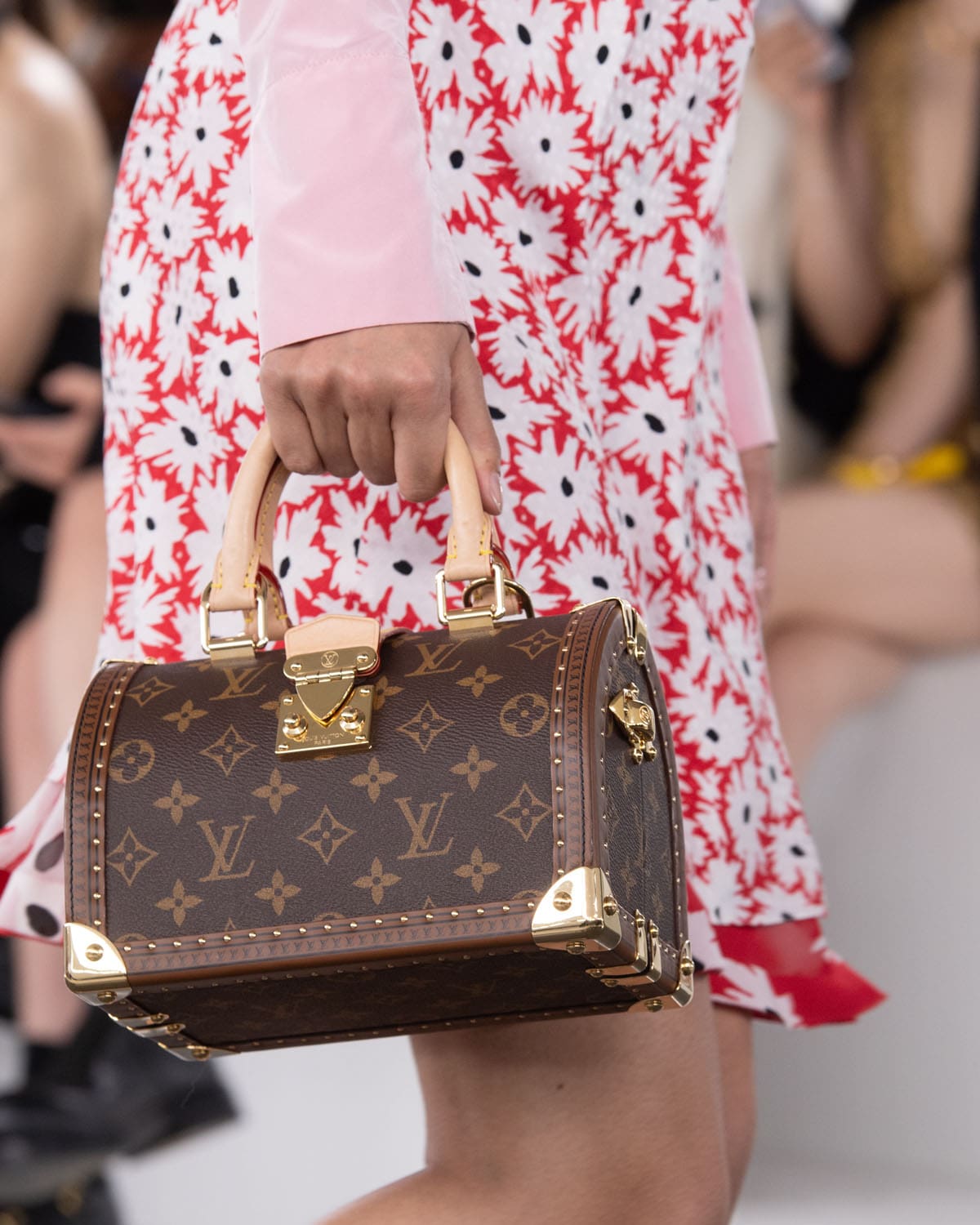 Louis Vuitton antes del otoño 2024 Bolsas Shangai Runway Revistas