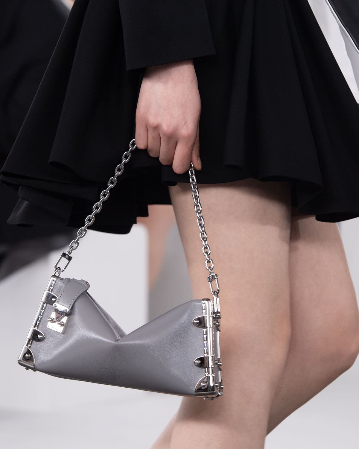 Louis Vuitton antes del otoño 2024 Bolsas Shangai Runway Revistas