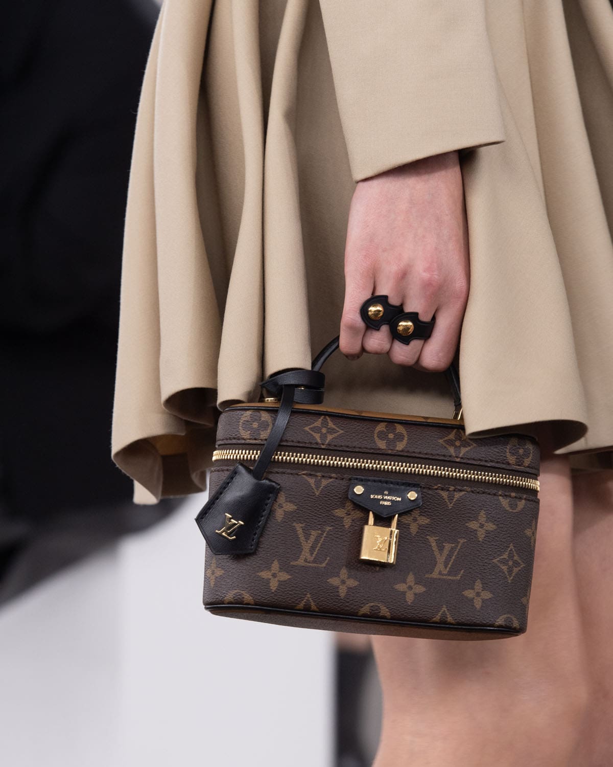 Louis Vuitton antes del otoño 2024 Bolsas Shangai Runway Revistas
