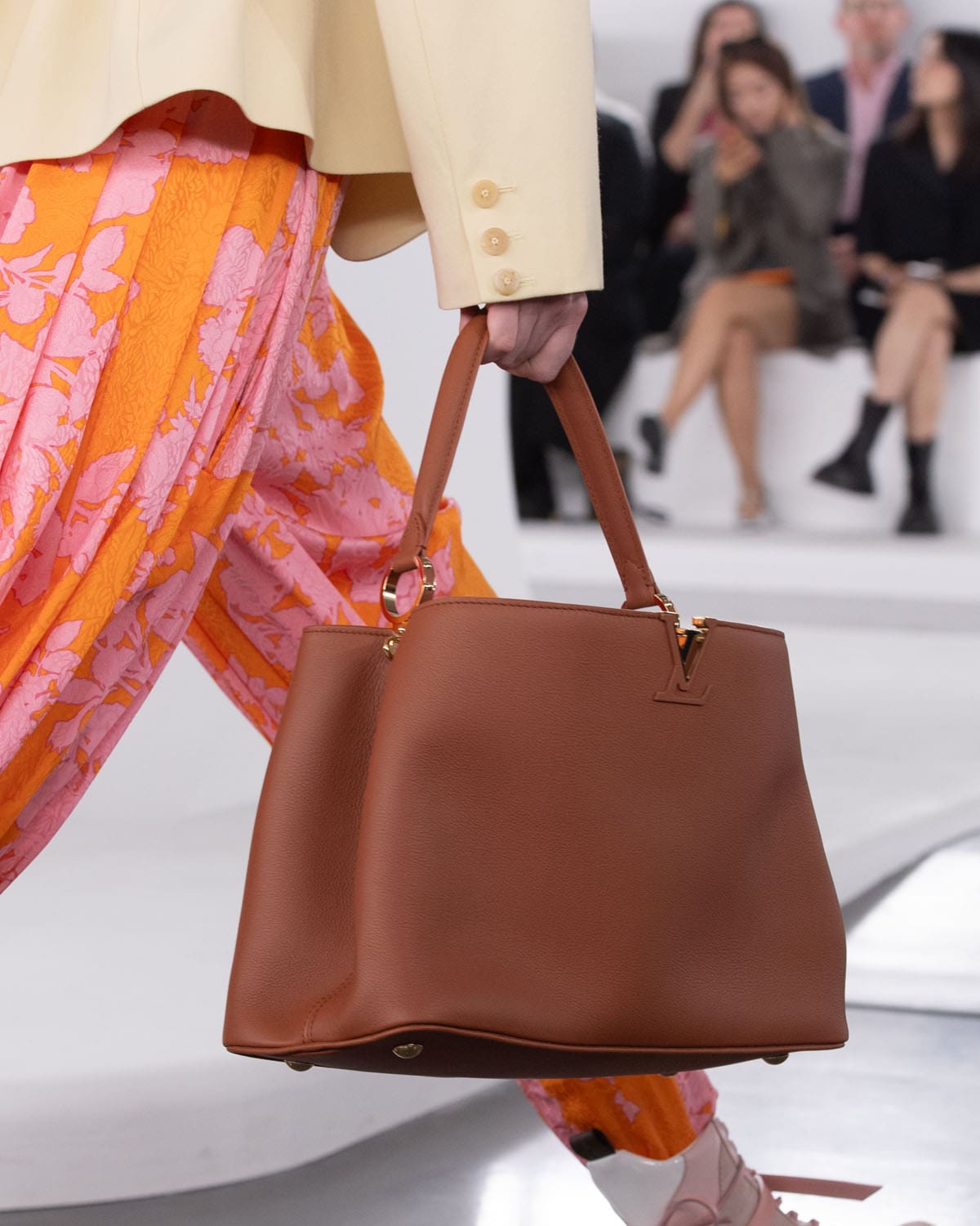 Louis Vuitton antes del otoño 2024 Bolsas Shangai Runway Revistas