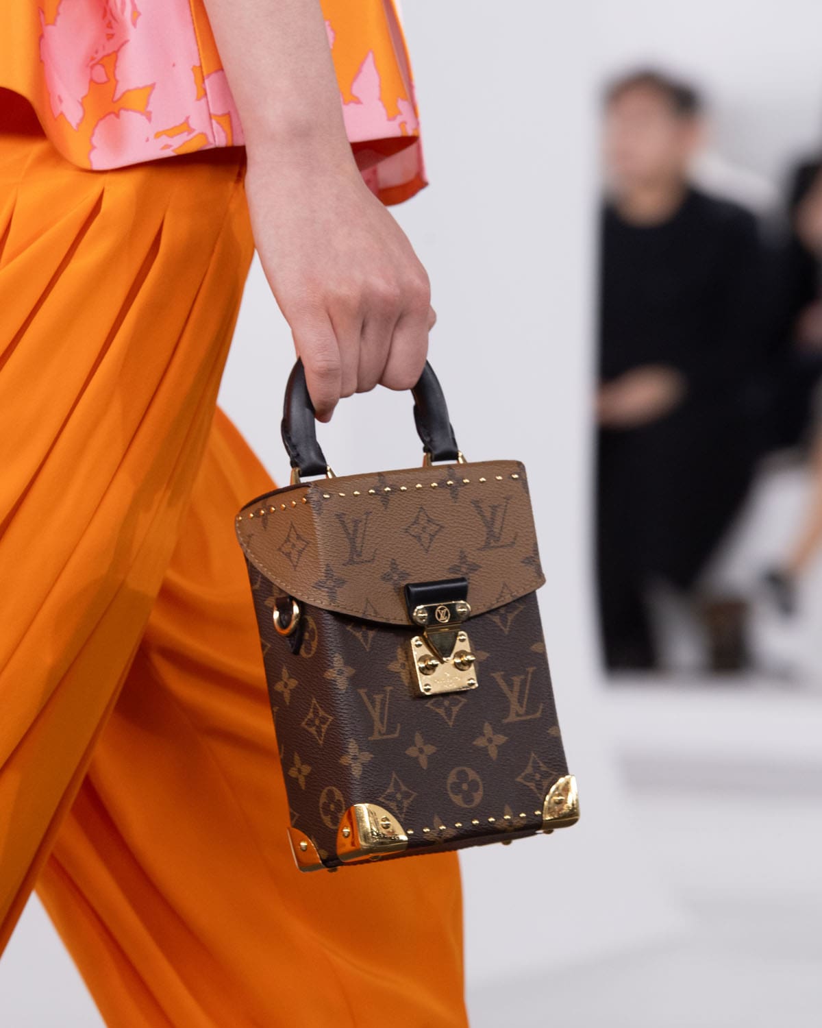 Louis Vuitton antes del otoño 2024 Bolsas Shangai Runway Revistas