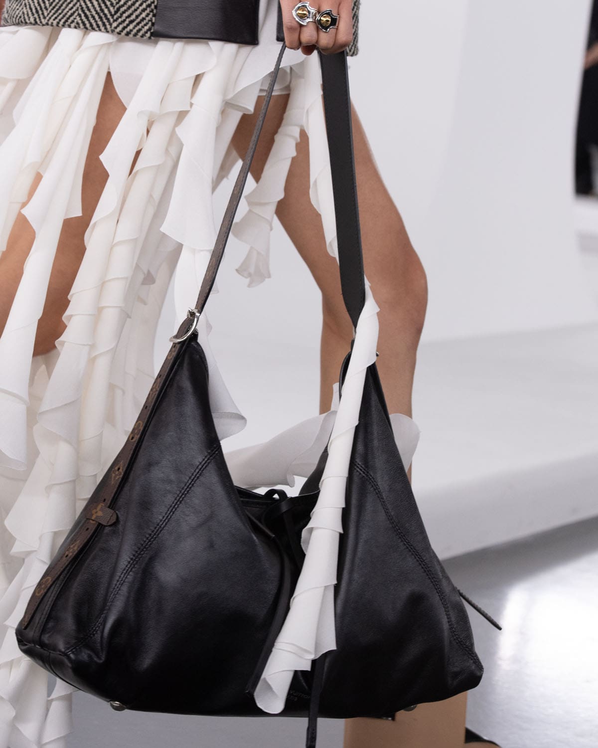 Louis Vuitton antes del otoño 2024 Bolsas Shangai Runway Revistas
