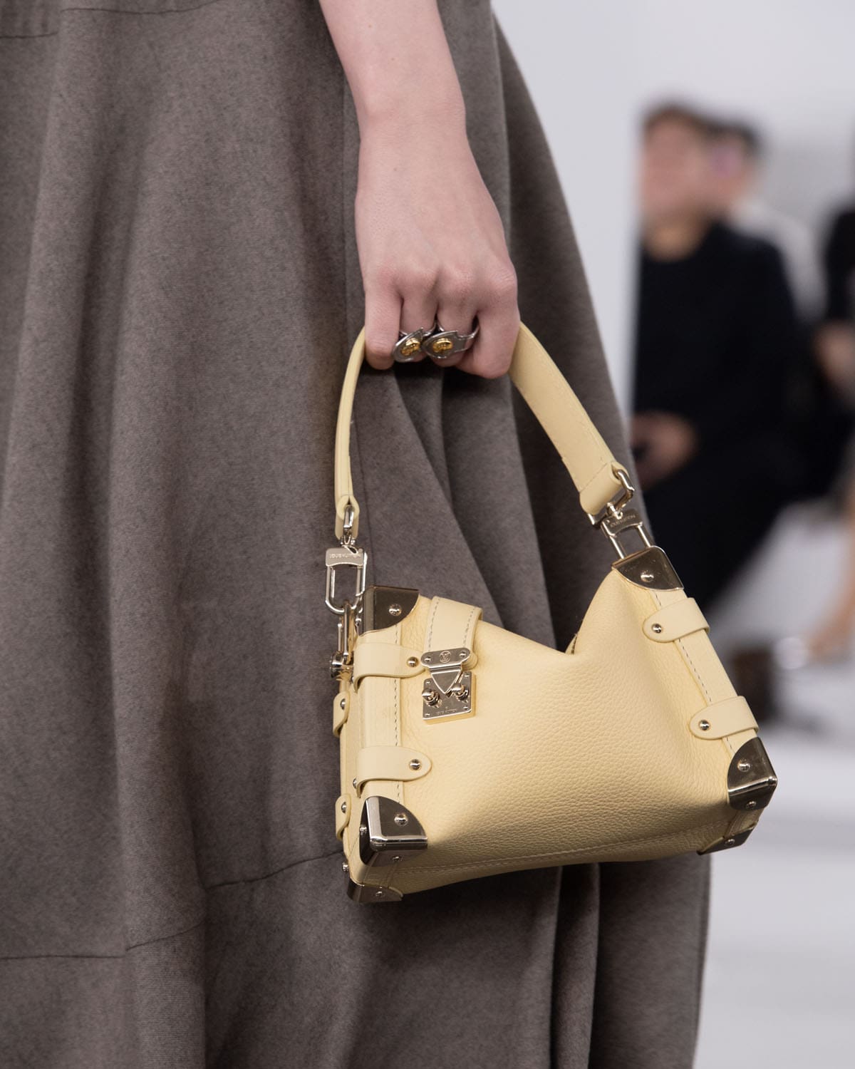 Louis Vuitton antes del otoño 2024 Bolsas Shangai Runway Revistas
