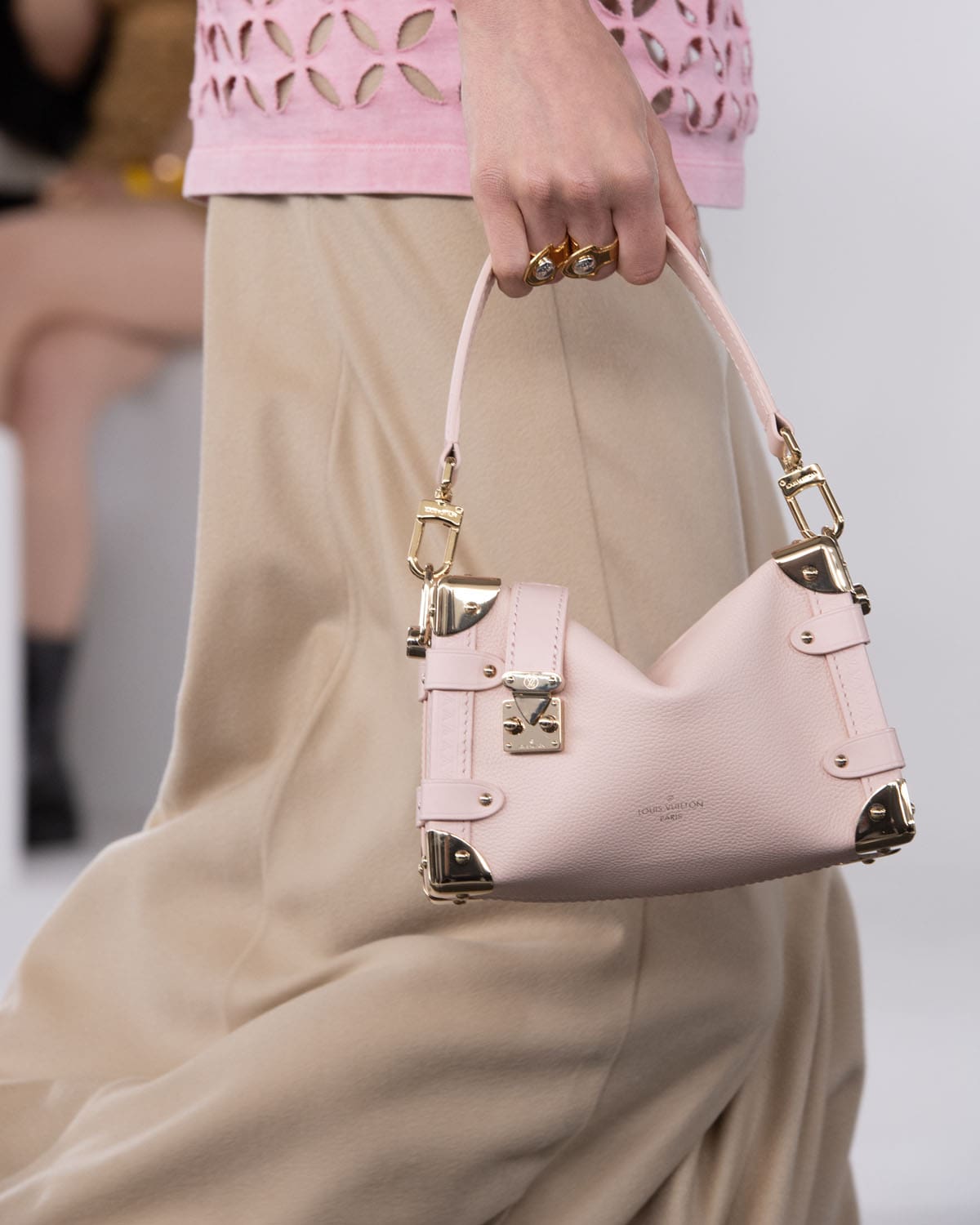 Louis Vuitton antes del otoño 2024 Bolsas Shangai Runway Revistas