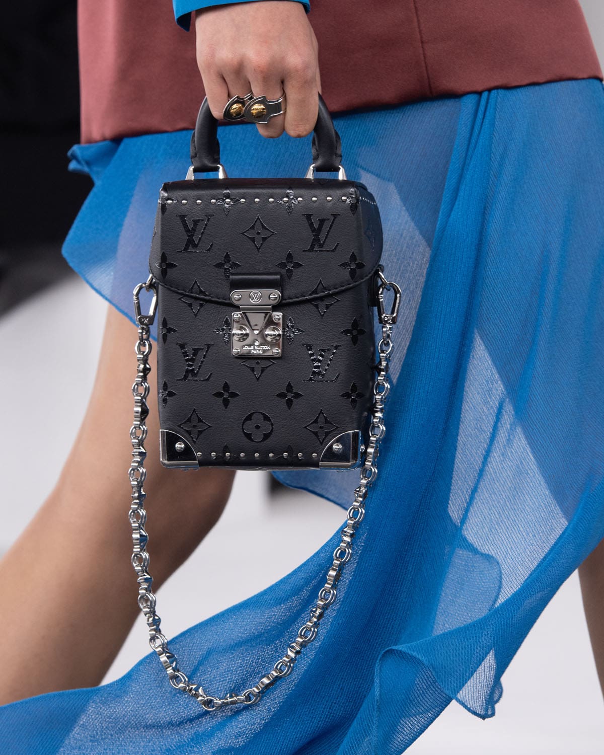 Louis Vuitton antes del otoño 2024 Bolsas Shangai Runway Revistas