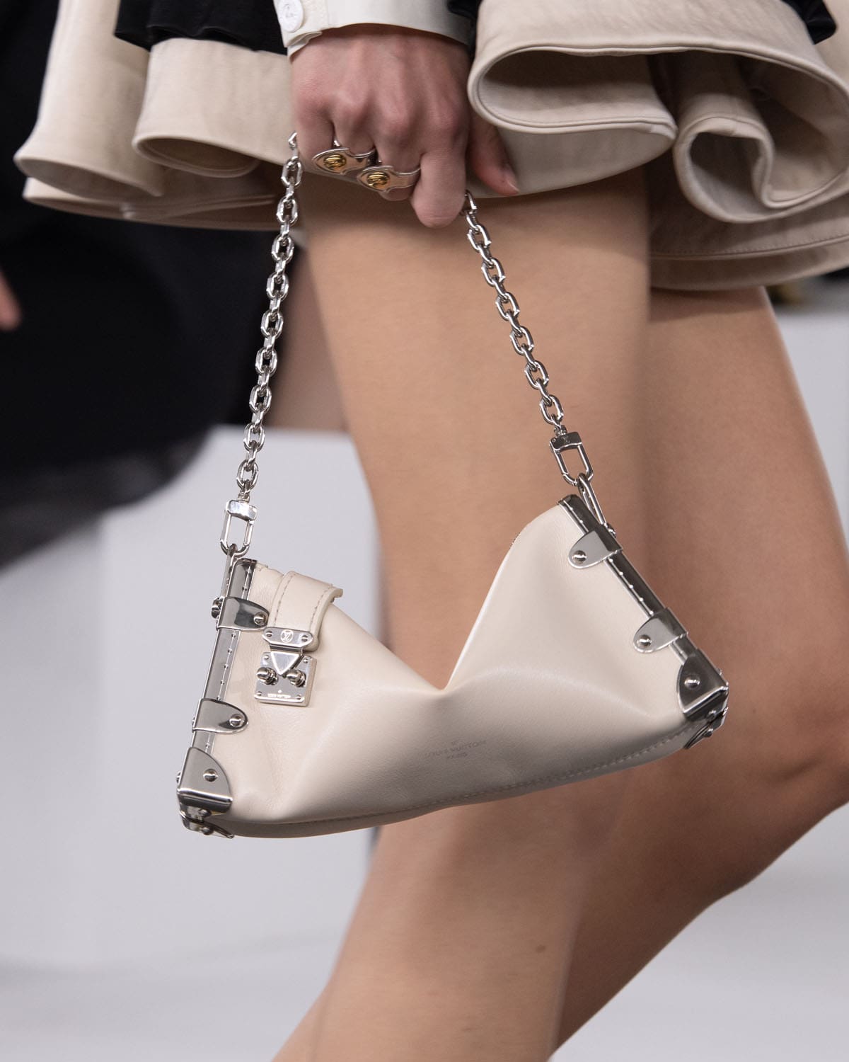 Louis Vuitton antes del otoño 2024 Bolsas Shangai Runway Revistas
