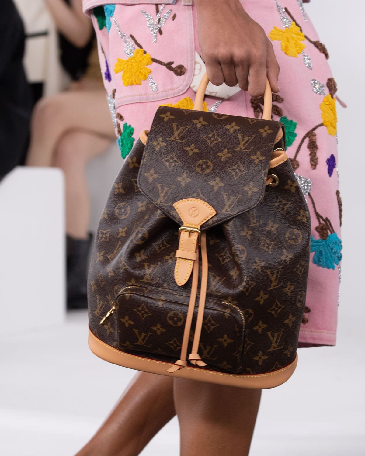 Louis Vuitton antes del otoño 2024 Bolsas Shangai Runway Revistas
